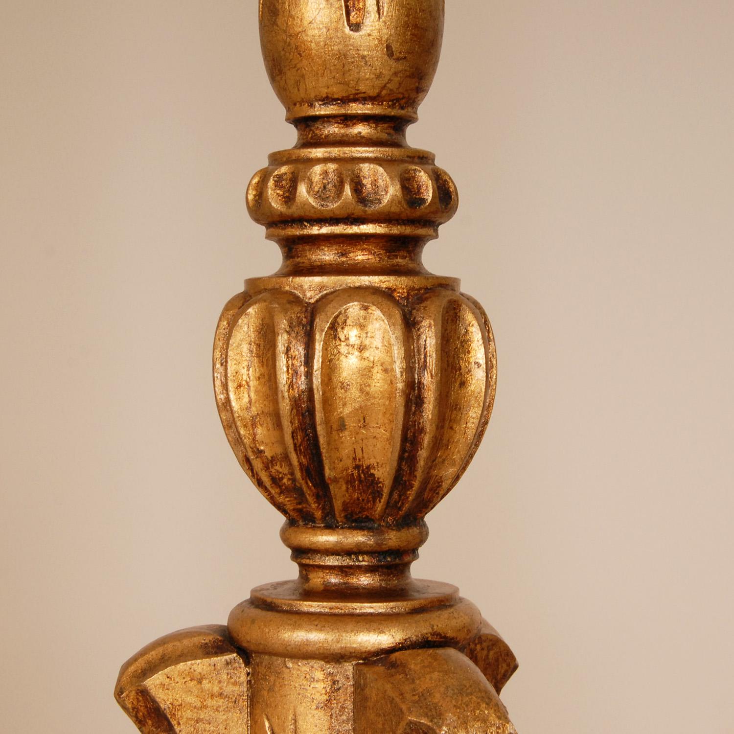 Italienische geschnitzte Vintage-Tischlampen aus vergoldetem Holz im Barockstil, Gold, 1960, Paar (Vergoldetes Holz) im Angebot
