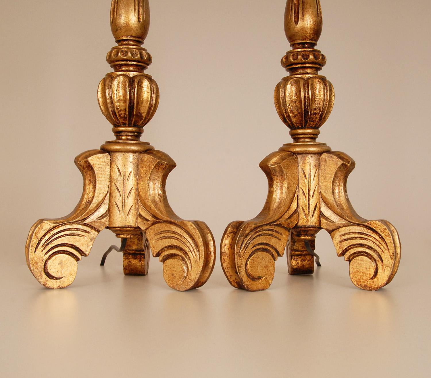 Italienische geschnitzte Vintage-Tischlampen aus vergoldetem Holz im Barockstil, Gold, 1960, Paar im Angebot 1