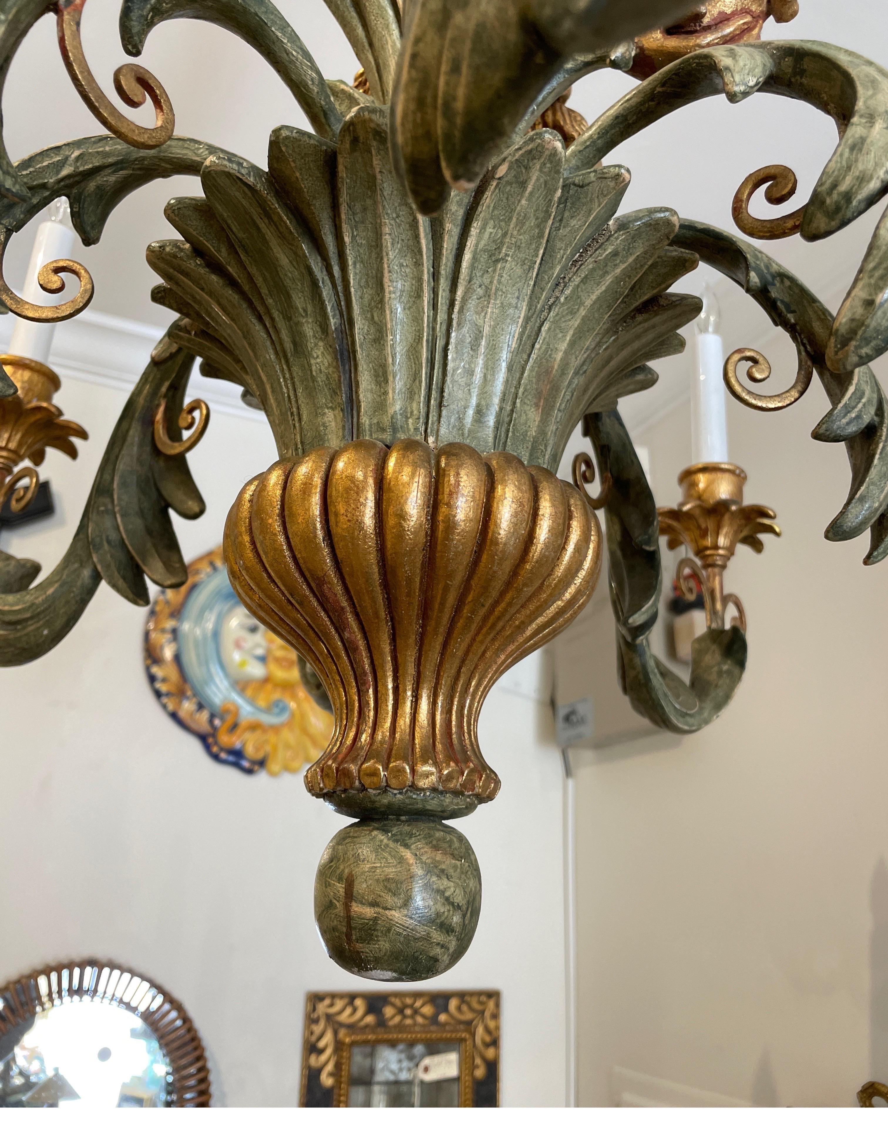 Vintage chandelier italien sculpté et doré à huit bras de singe. Une merveilleuse addition à n'importe quel décor.
