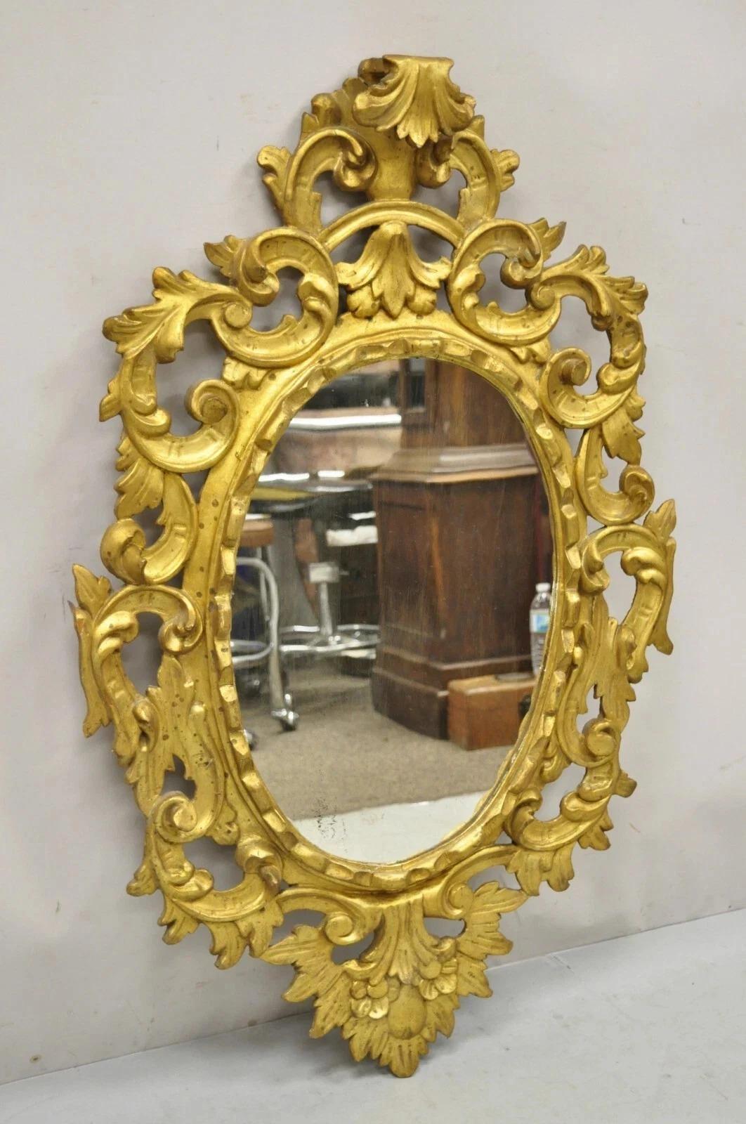 Inviaci un messaggio con il tuo codice postale per richiedere un preventivo per la spedizione negli Stati Uniti.

Specchio da parete d'epoca italiano intagliato in legno dorato in stile rococò barocco francese. L'articolo è caratterizzato da una