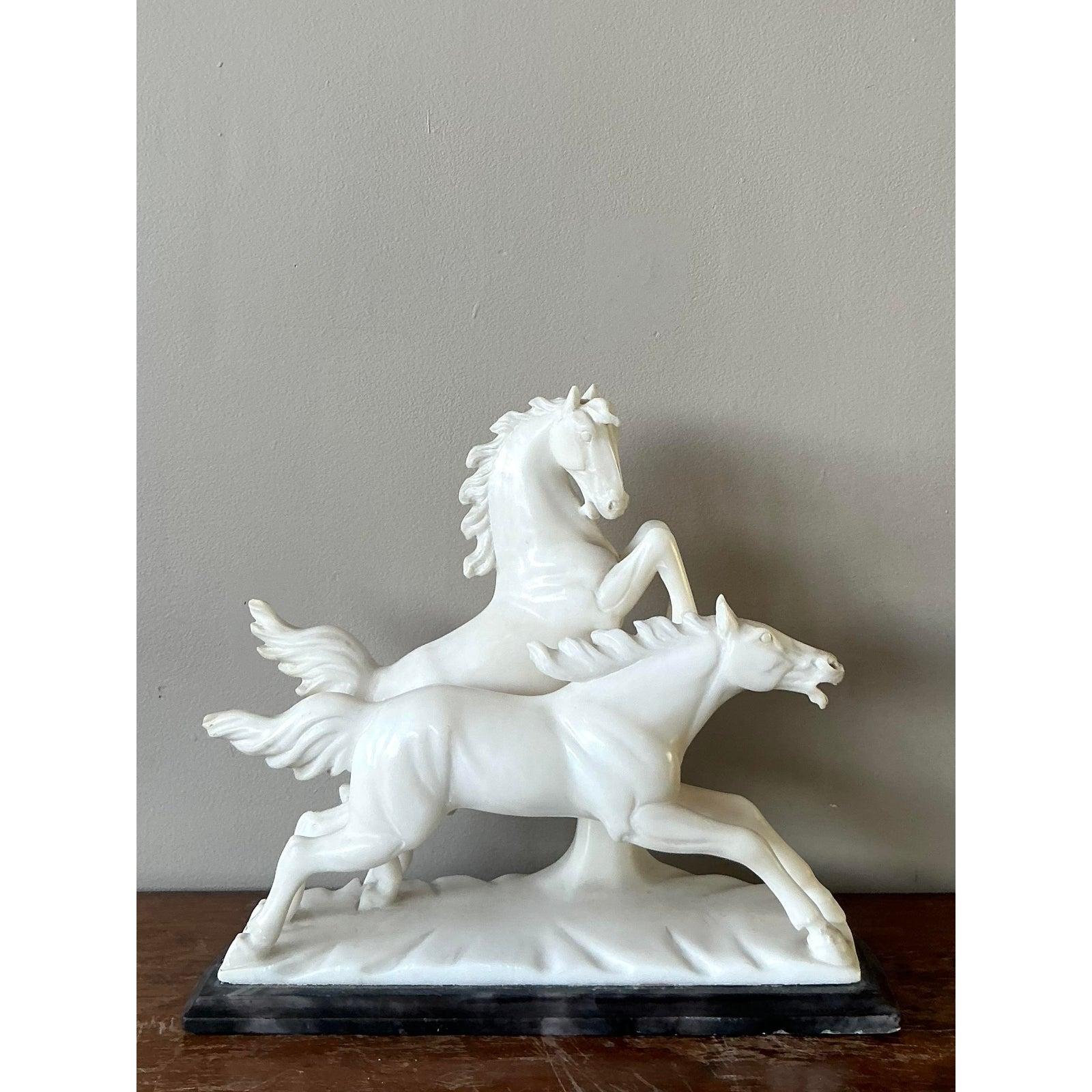 Escultura italiana antigua de caballo tallada en piedra Art Decó en venta