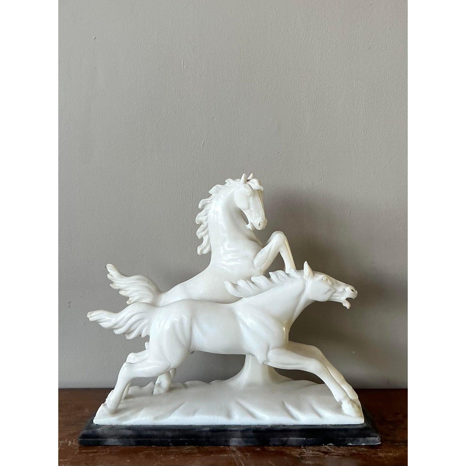 Escultura italiana antigua de caballo tallada en piedra Mármol en venta