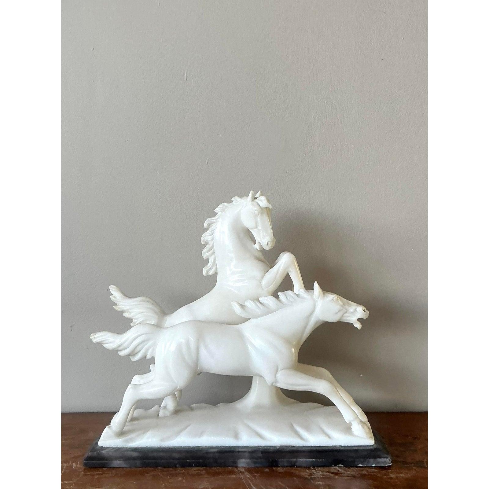 Escultura italiana antigua de caballo tallada en piedra en venta 1