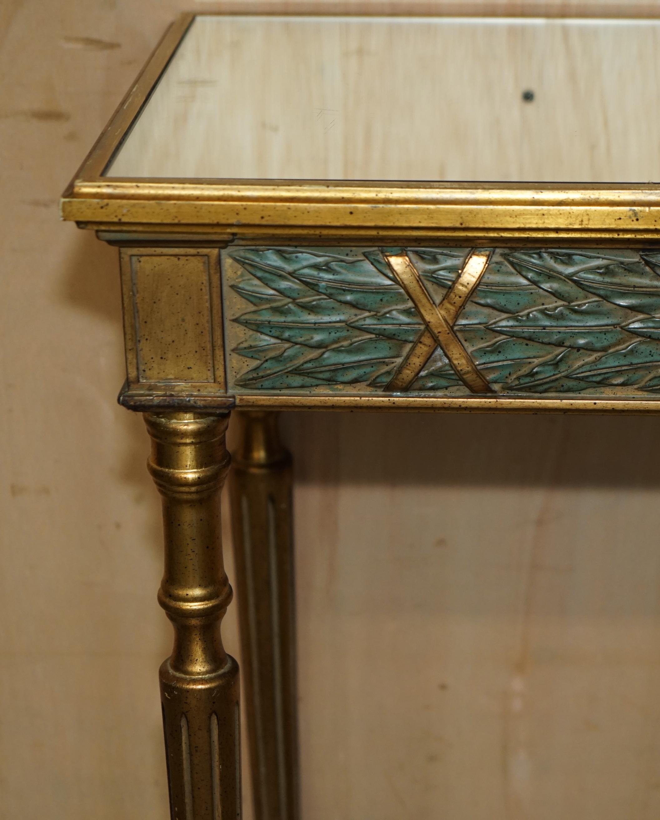 Vittoriano TAVOLO A CONSOLE D'EPOCA IN STILE CARVELLATO CON VETRO A SPECCHIO in vendita