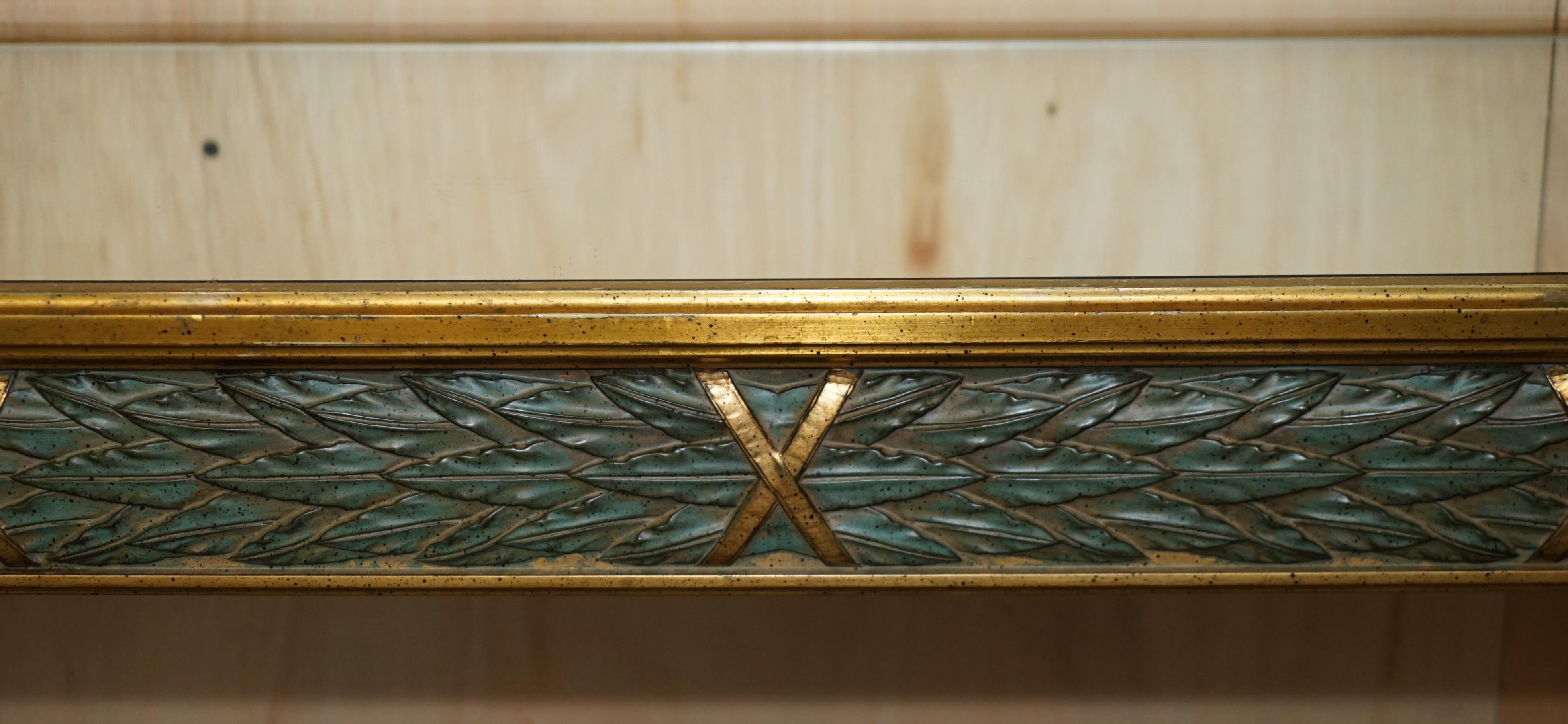 Italiano TAVOLO A CONSOLE D'EPOCA IN STILE CARVELLATO CON VETRO A SPECCHIO in vendita