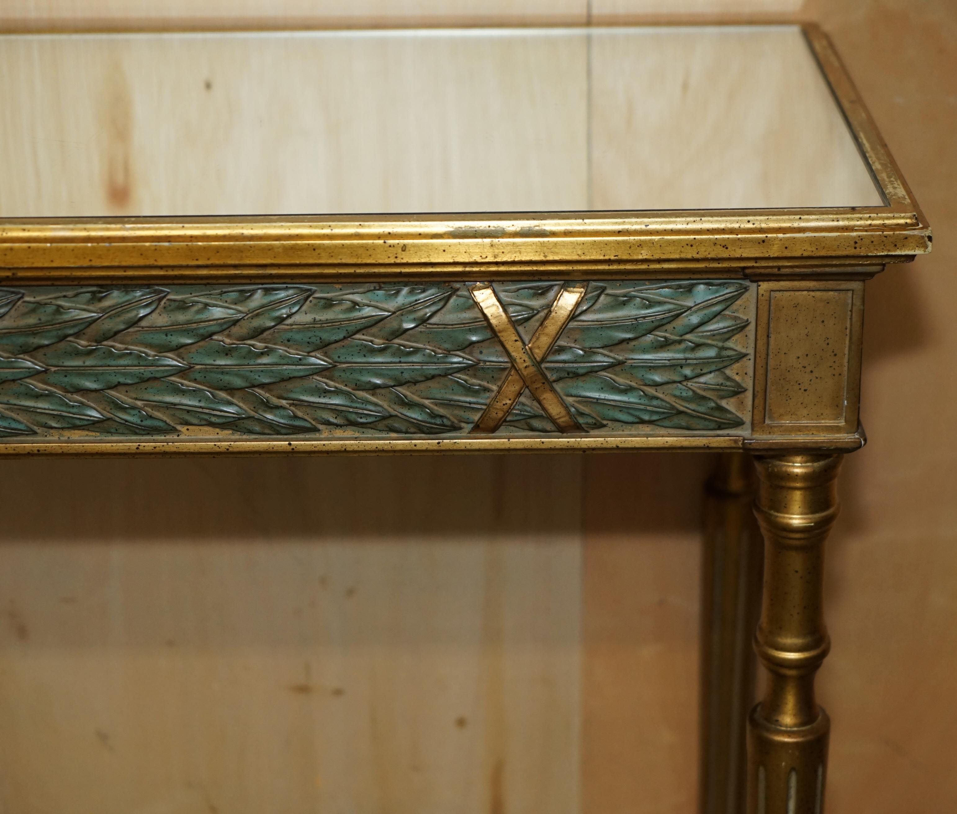 Fatto a mano TAVOLO A CONSOLE D'EPOCA IN STILE CARVELLATO CON VETRO A SPECCHIO in vendita