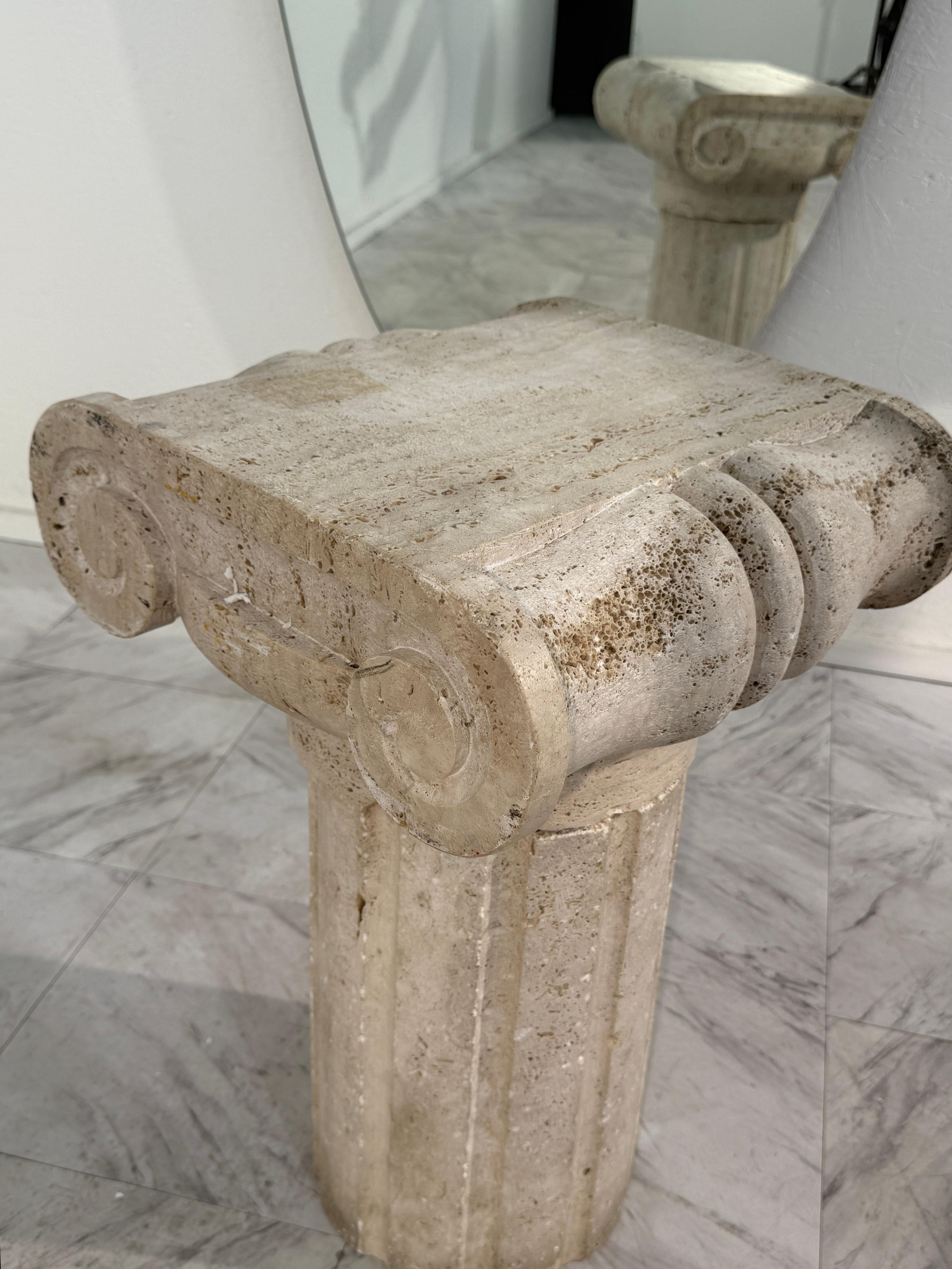 Sculpté Colonne italienne vintage en travertin sculpté 1950s en vente