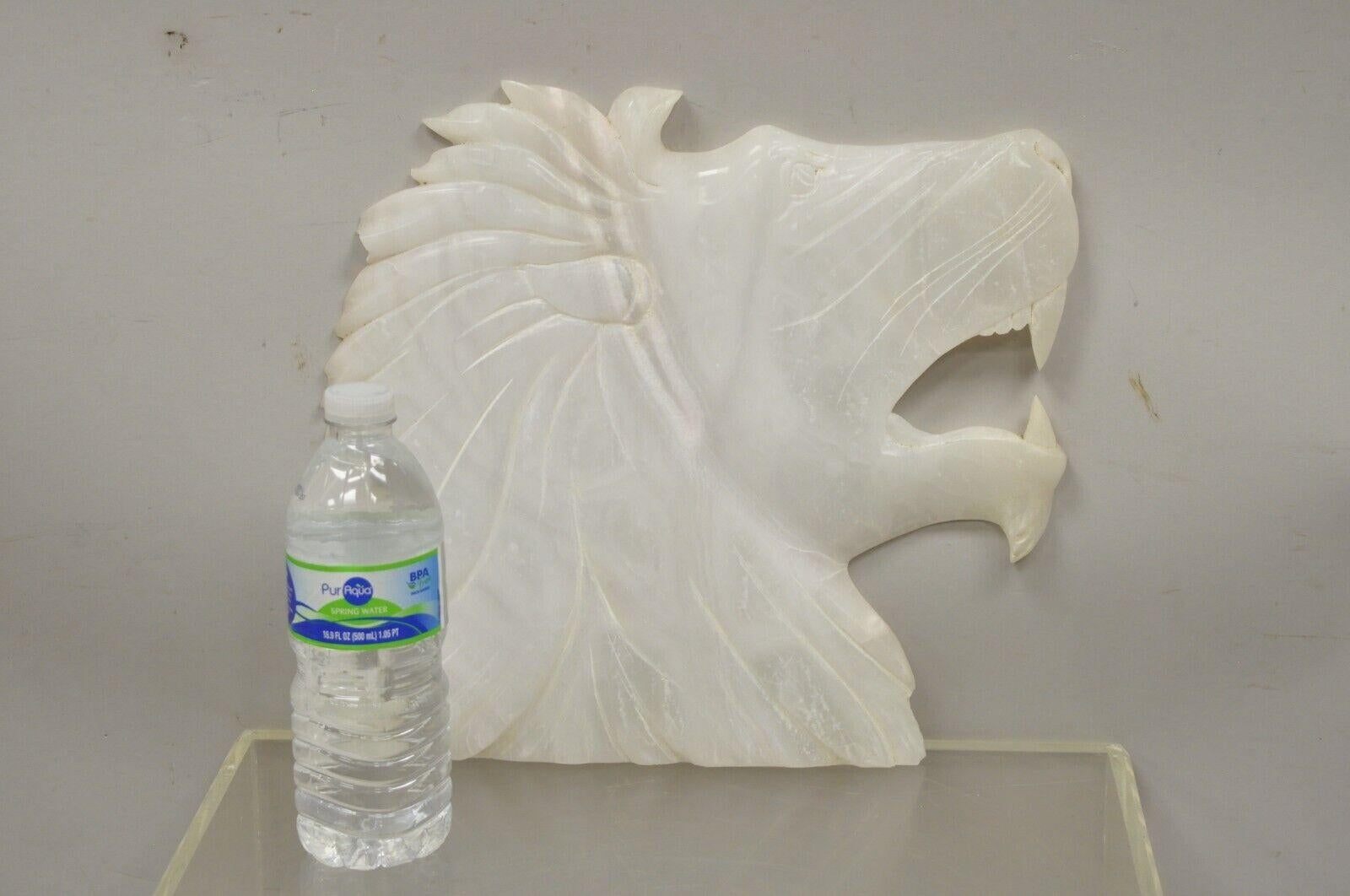 Vintage Italian Carved White Alabaster Lion Head Sculpture Statue Figur (A). Handgeschnitzte Details, auf der Rückseite signiert 