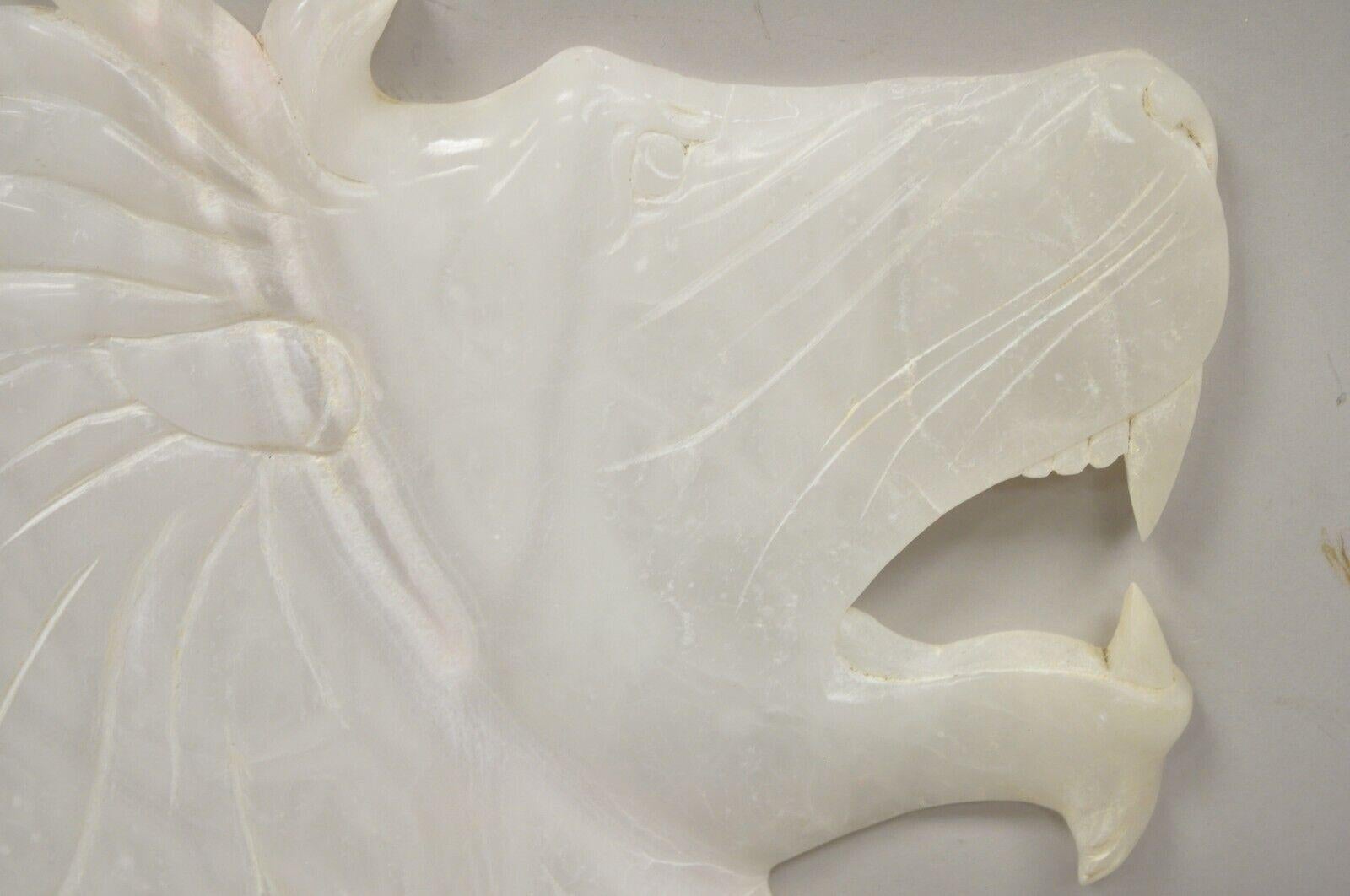 Italienische geschnitzte, weiße Alabaster-Löwenkopf-Skulptur, Statue-Figur 'B' (Hollywood Regency) im Angebot