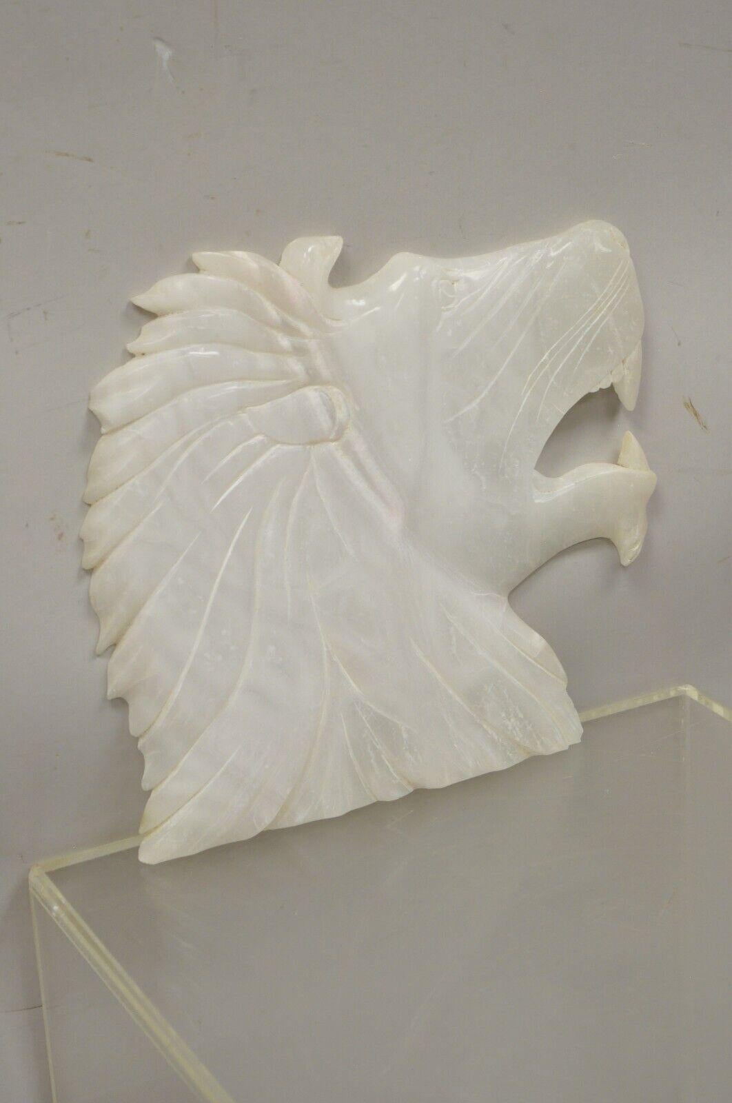 Alabastro Scultura di testa di leone in alabastro bianco intagliato d'epoca Figura 'B'. in vendita