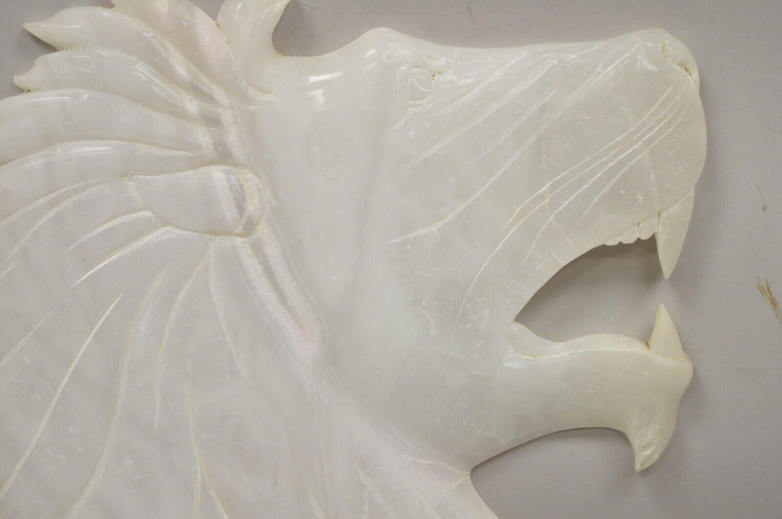 Scultura di testa di leone in alabastro bianco intagliato d'epoca Figura 'B'. in vendita 2