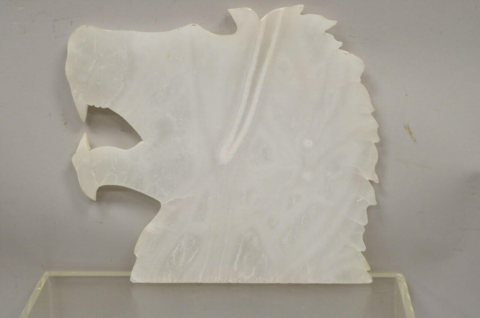 Scultura di testa di leone in alabastro bianco intagliato d'epoca Figura 'B'. in vendita 3