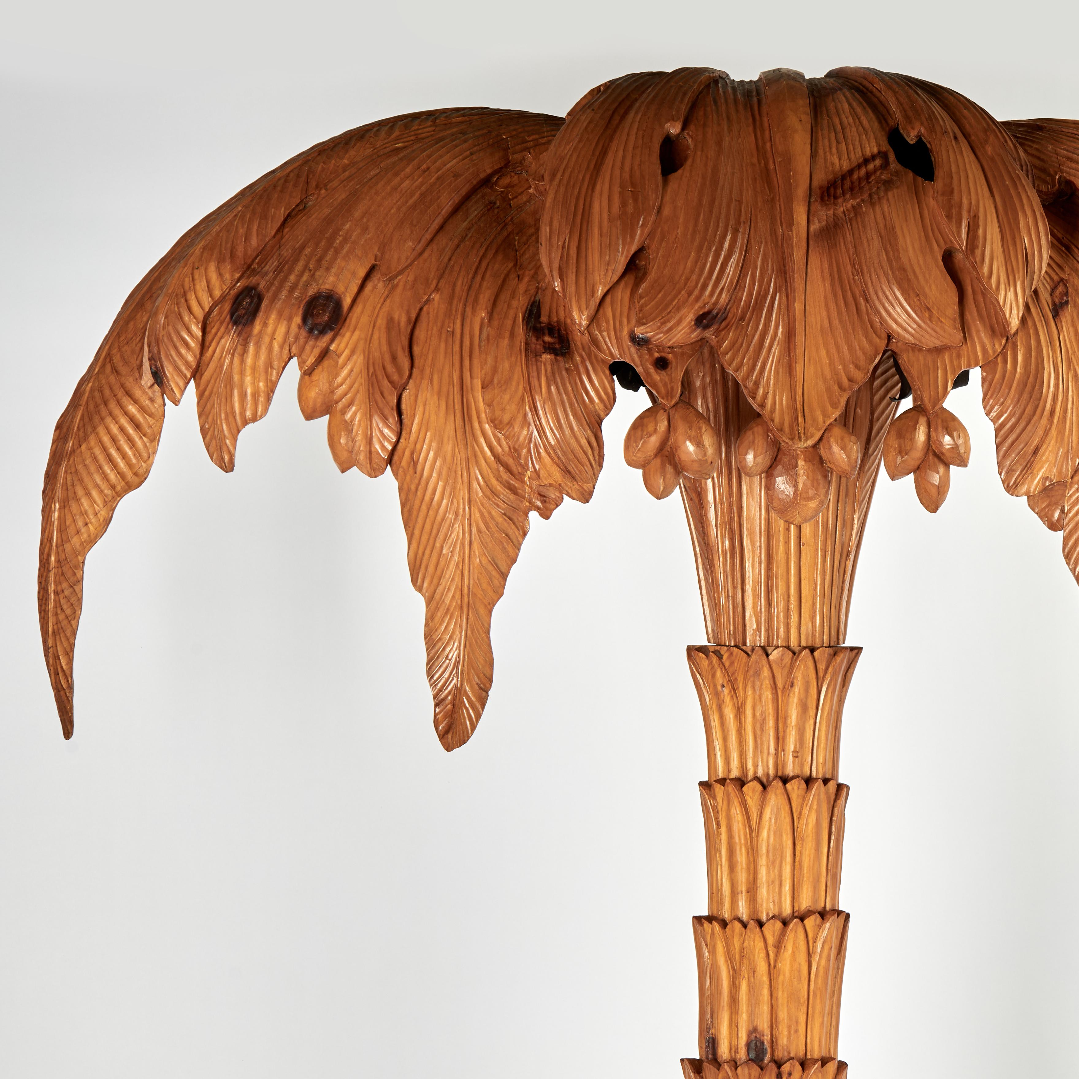 Mid-Century moderno Lampada da terra a palma in legno intagliato Vintage Italian Lamp in vendita