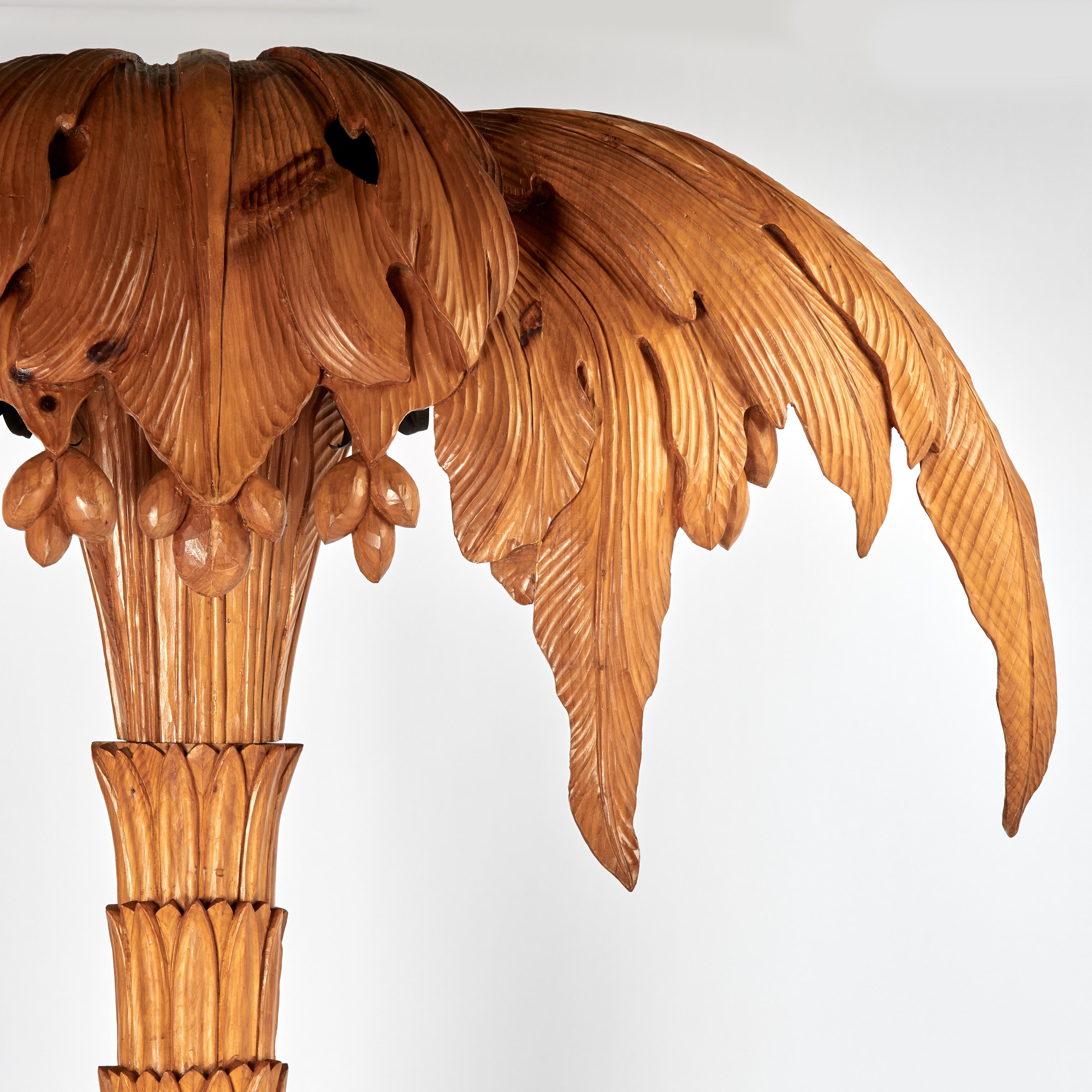 Italiano Lampada da terra a palma in legno intagliato Vintage Italian Lamp in vendita