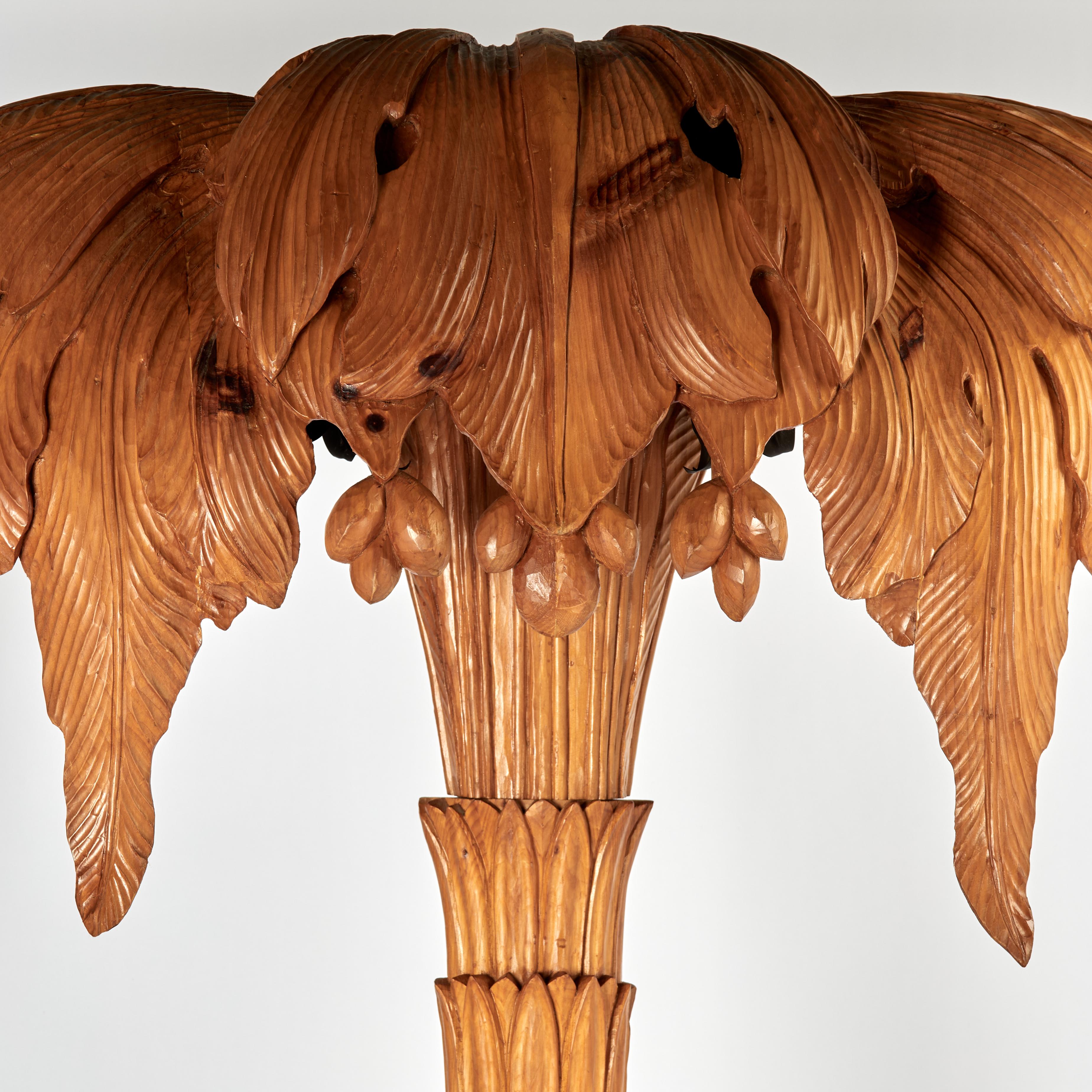 Fatto a mano Lampada da terra a palma in legno intagliato Vintage Italian Lamp in vendita