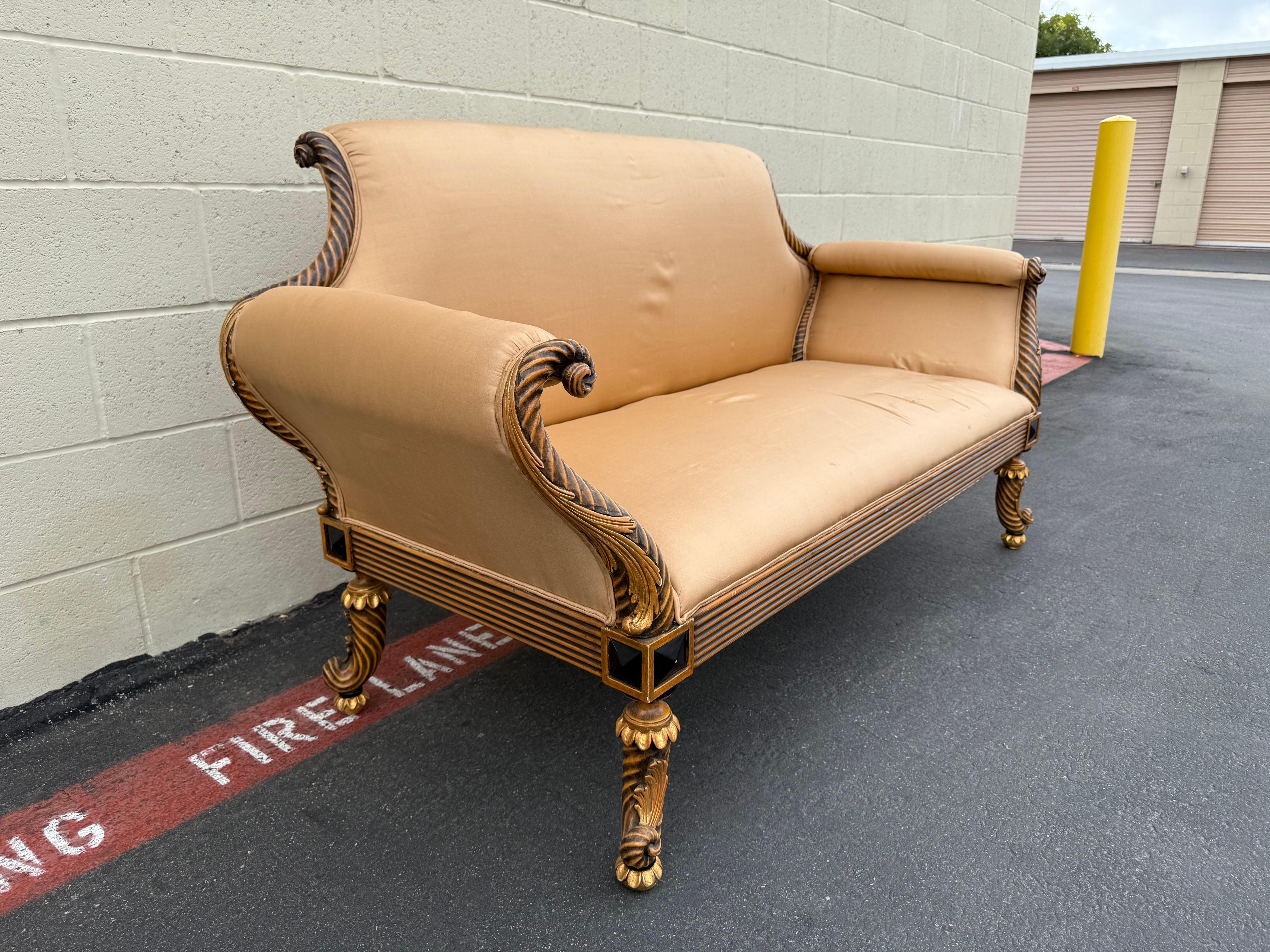 Divano in legno intagliato italiano vintage con accenti in foglia d'oro in vendita 4