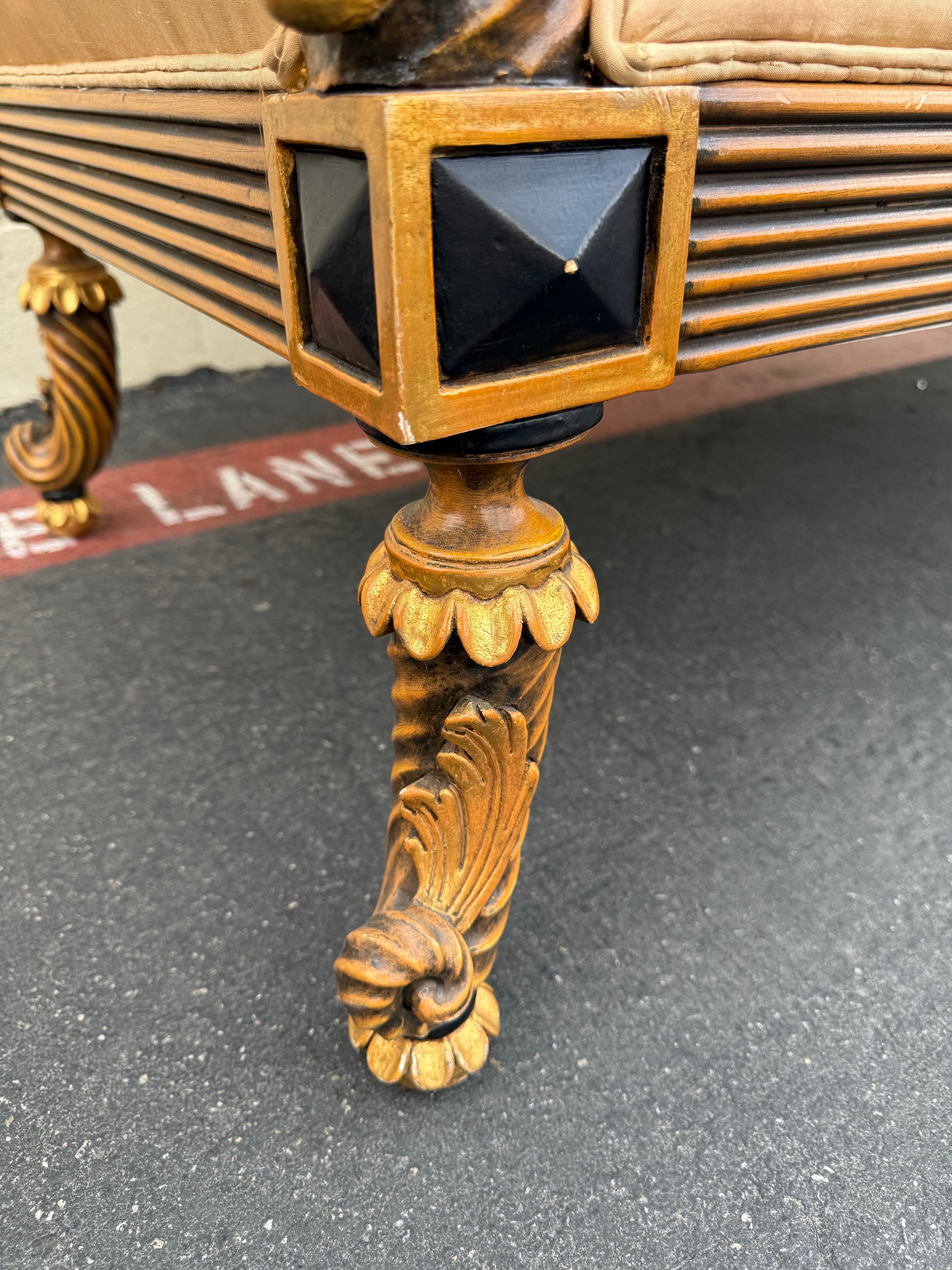 Il meraviglioso divano vintage presenta un'intricata struttura in legno intagliato a corda, rifinita con raffinati accenti in foglia d'oro che aggiungono un tocco di glamour classico. Originale dell'Italia e realizzata negli anni '80. La sua