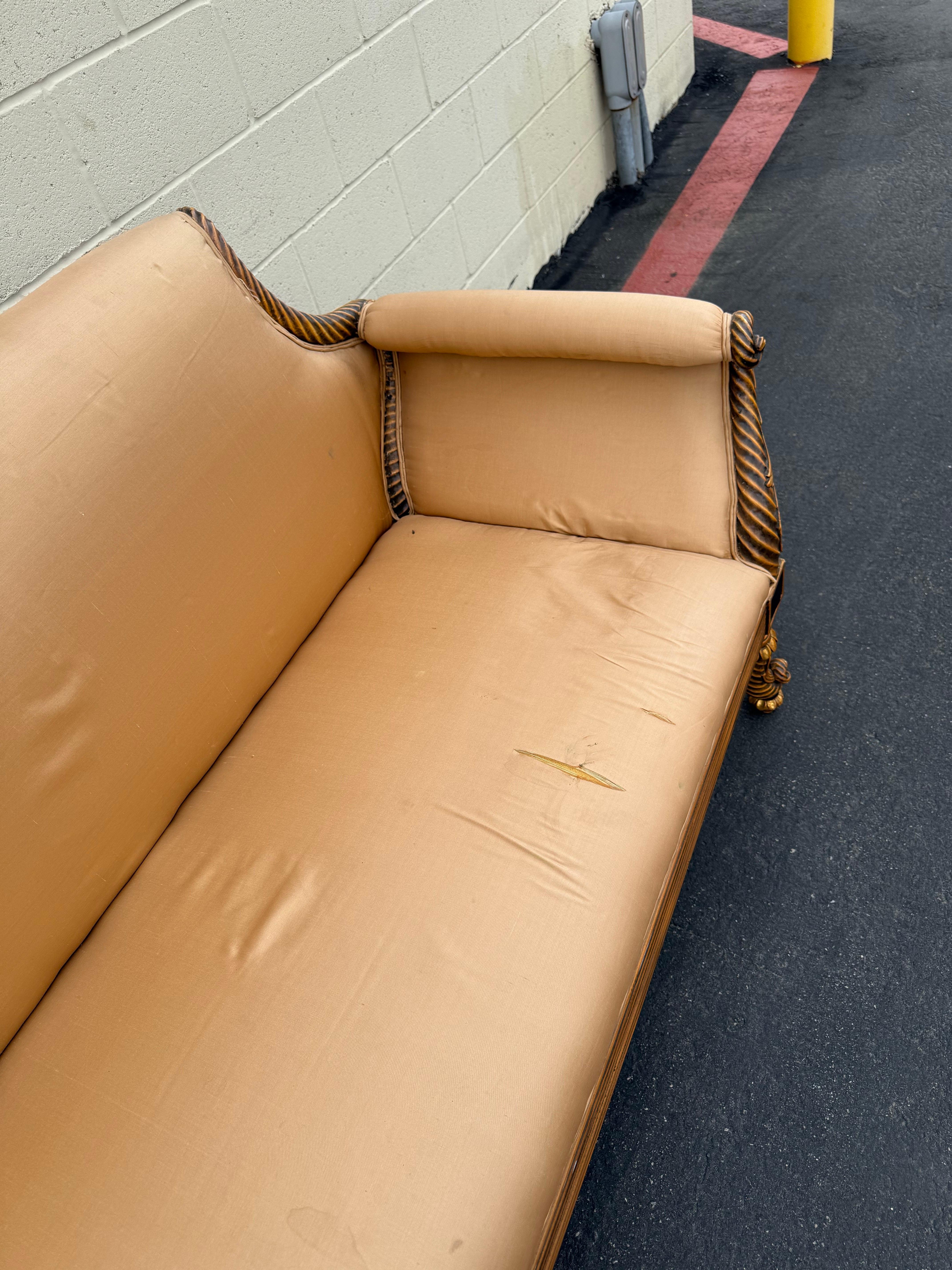 Hollywood Regency Divano in legno intagliato italiano vintage con accenti in foglia d'oro in vendita