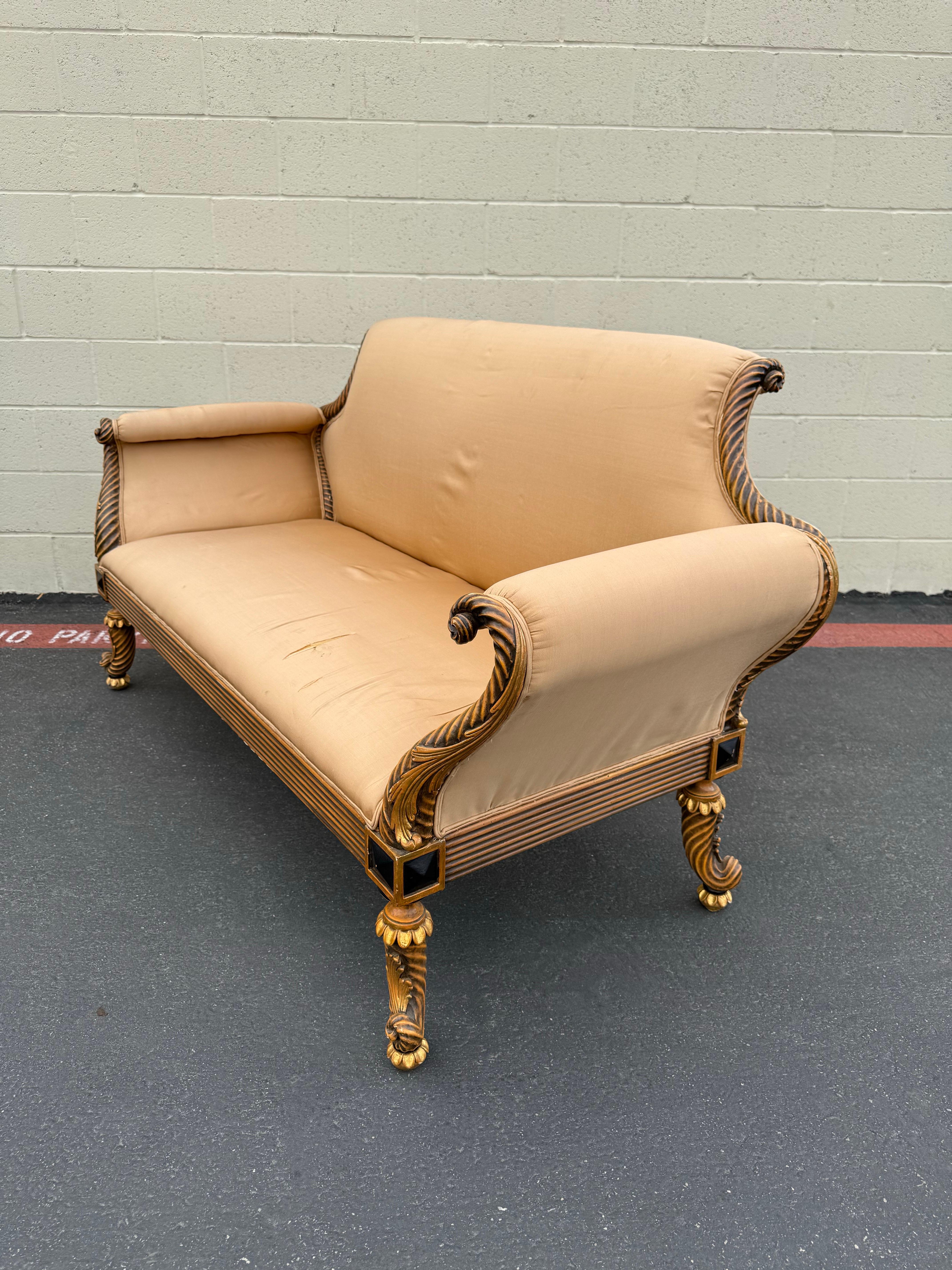 Divano in legno intagliato italiano vintage con accenti in foglia d'oro In condizioni buone in vendita a North Hollywood, CA
