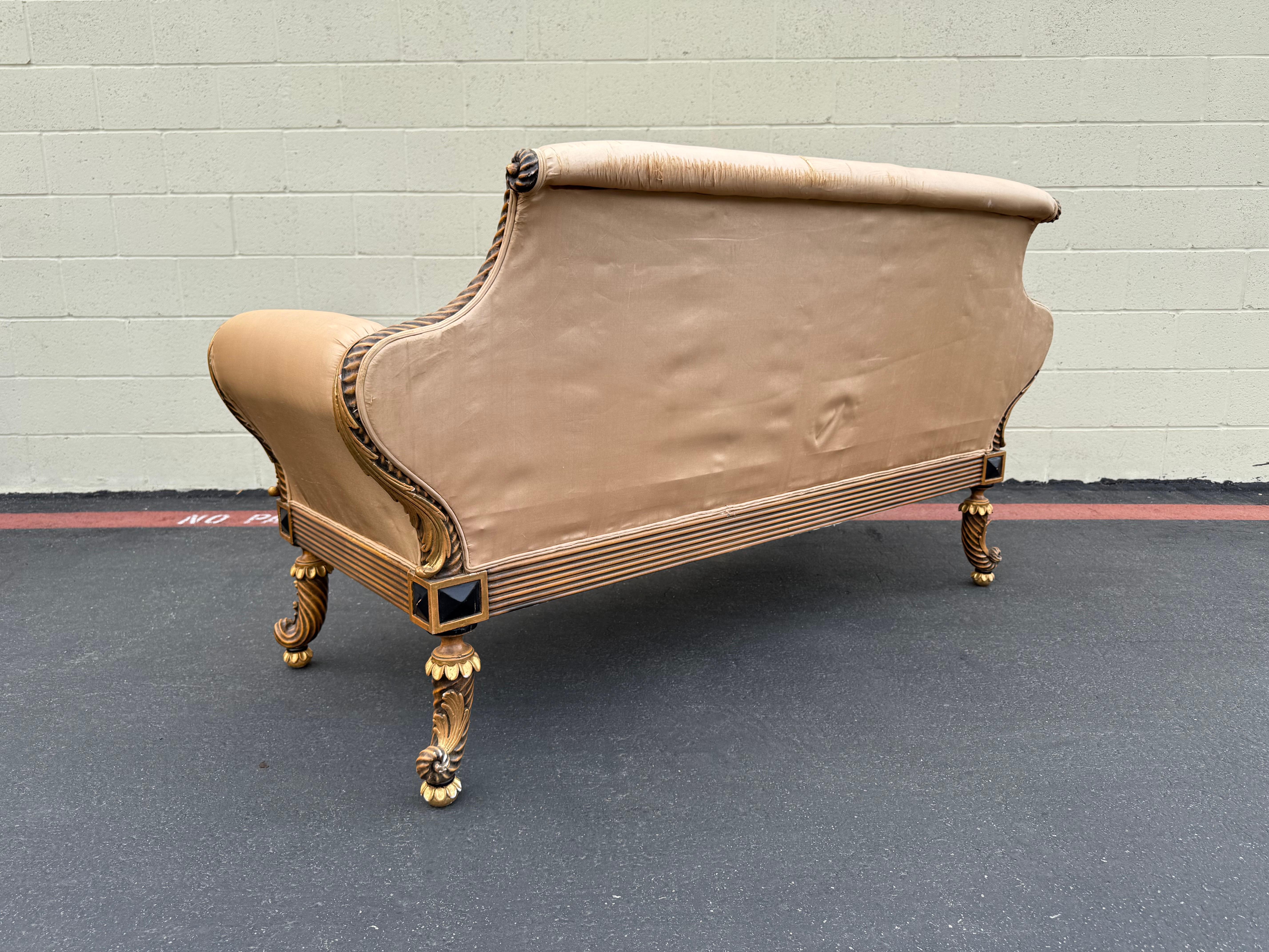 Divano in legno intagliato italiano vintage con accenti in foglia d'oro in vendita 1