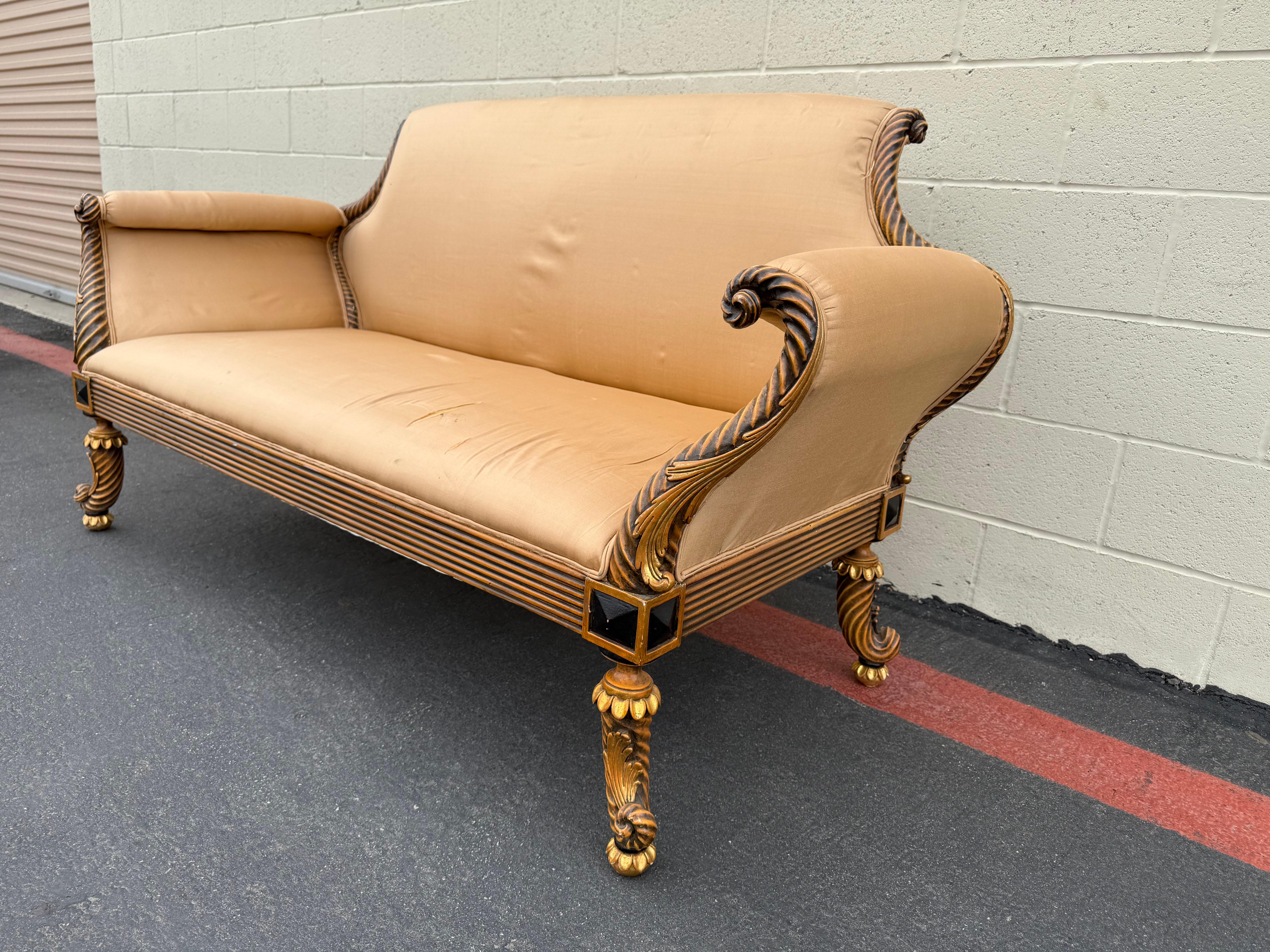 Divano in legno intagliato italiano vintage con accenti in foglia d'oro in vendita 2
