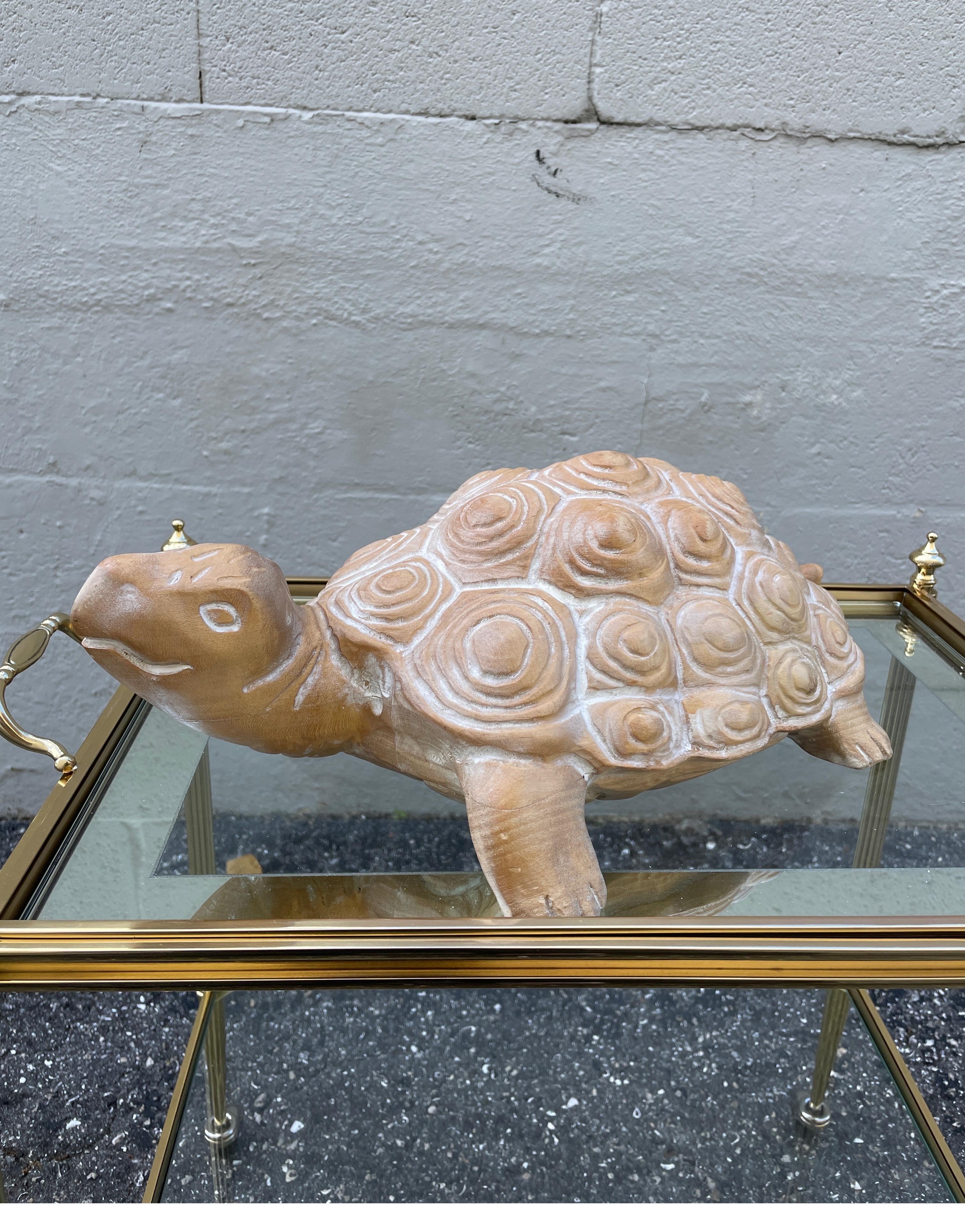 La tortue vintage en bois sculpté plaira à coup sûr où que vous la placiez.