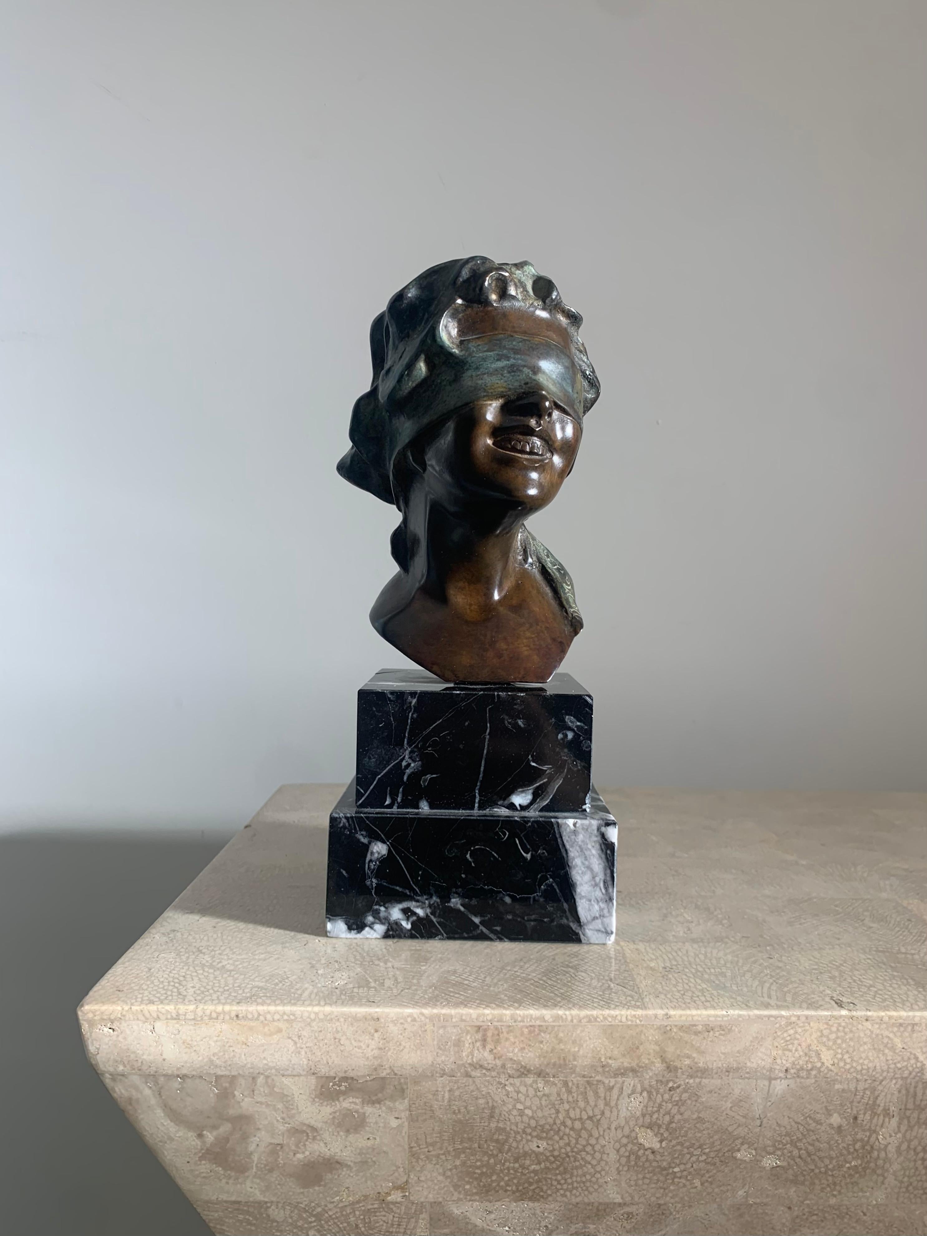 A baroque revival vintage Italian cast bronze sculpture of a blindfolded woman or goddess, circa 1960s or 1970s. Hand-carved in Naples and signed « V. Salomone, Napoli 23/300 » on the back, and « De Martine » on the side. Mounted on a double noir