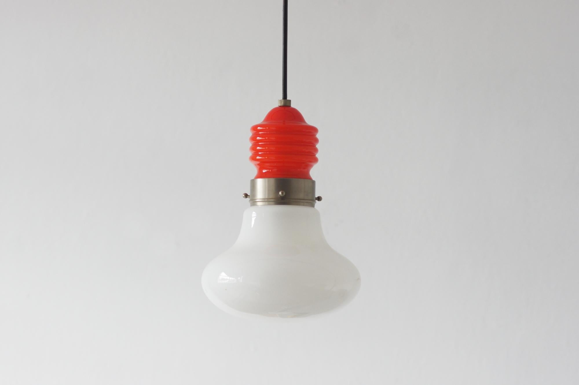 Une lampe en forme d'ampoule : un concept simple mais brillant. Un design qui a fait tourner la tête du monde entier dès les années 1960, devenant un symbole de courage, de sens de l'humour et d'amour de l'esthétique industrielle.

Le précurseur de