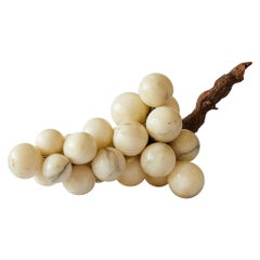 Vieux centre de table italien avec une grappe de raisin en marbre ivoire