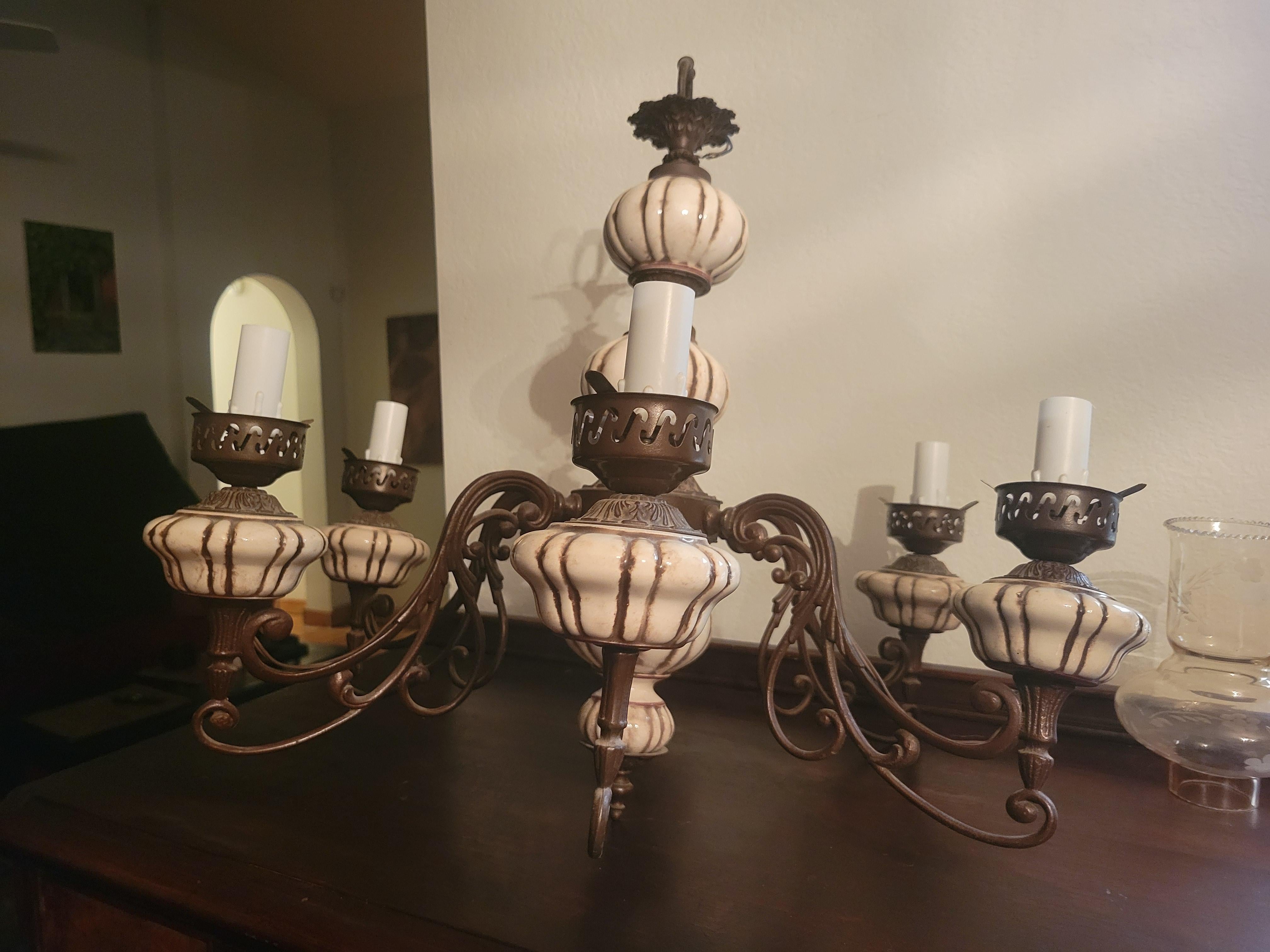 italien Lustre vintage à 6 éclairages en porcelaine peint à la main en vente
