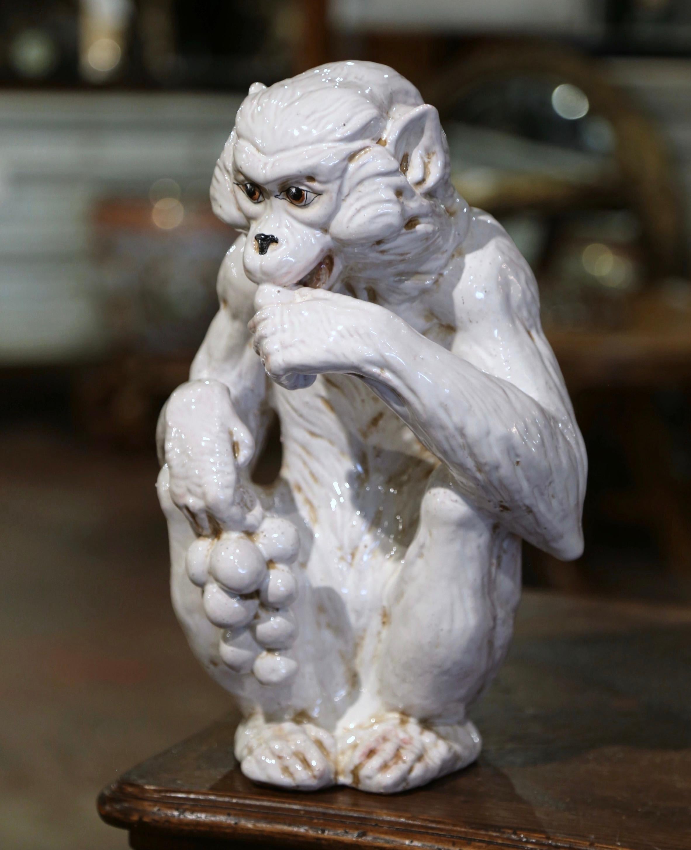 Escultura de Cerámica Italiana Vintage Mono Barbotino Comiendo Uvas Italiano en venta