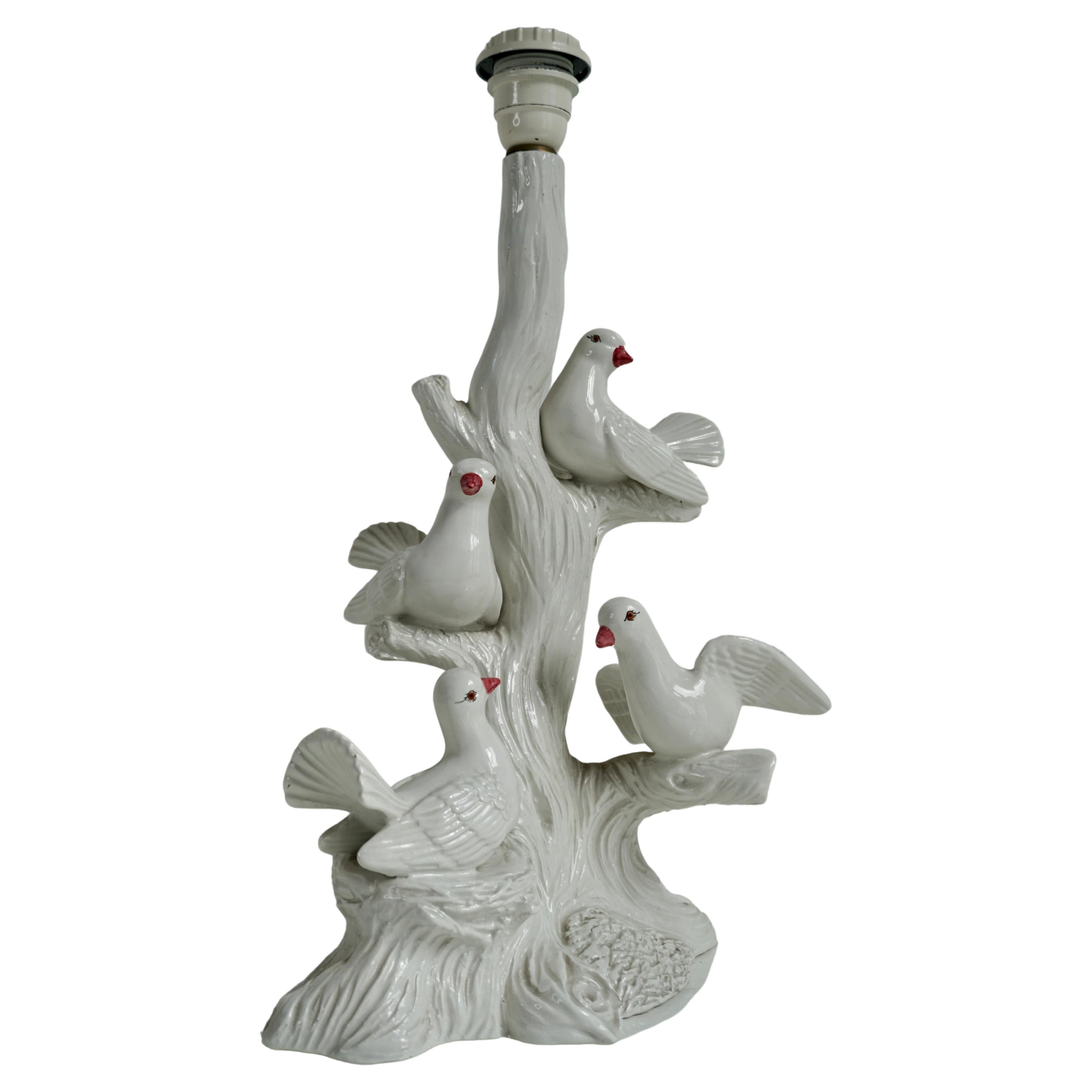Ceramics bird lamp in Hollywood Regency style.
Beautiful white glazed ceramic base with 4 doves on a branch.
Very nice proportions, details and finish.
In excellent intact condition, no damage or cracks etc.

Dimensions:
Height with lampshade: 58
