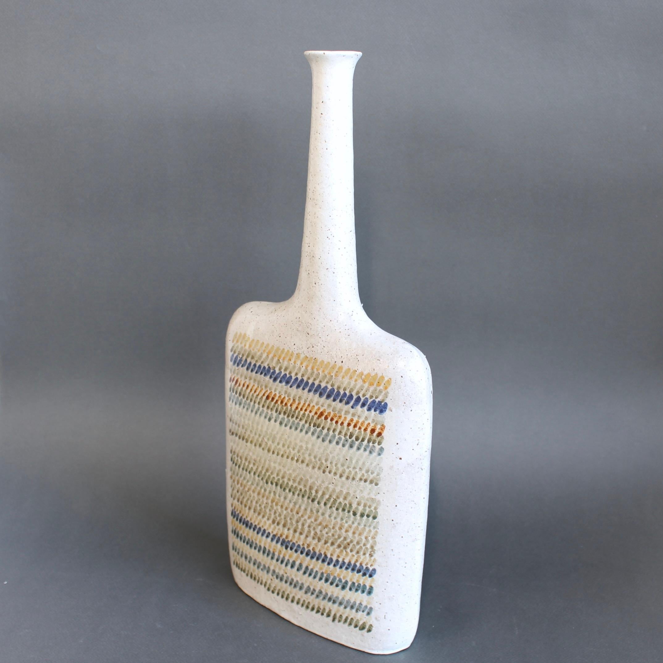 Dekorative italienische Keramikflasche von Bruno Gambone (ca. 1990er Jahre). Dieses skulpturale Werk besteht aus einem rechteckigen Körper mit weichen, geschwungenen Schultern, die in einen anmutigen, langgestreckten Hals mit abgerundeter Öffnung