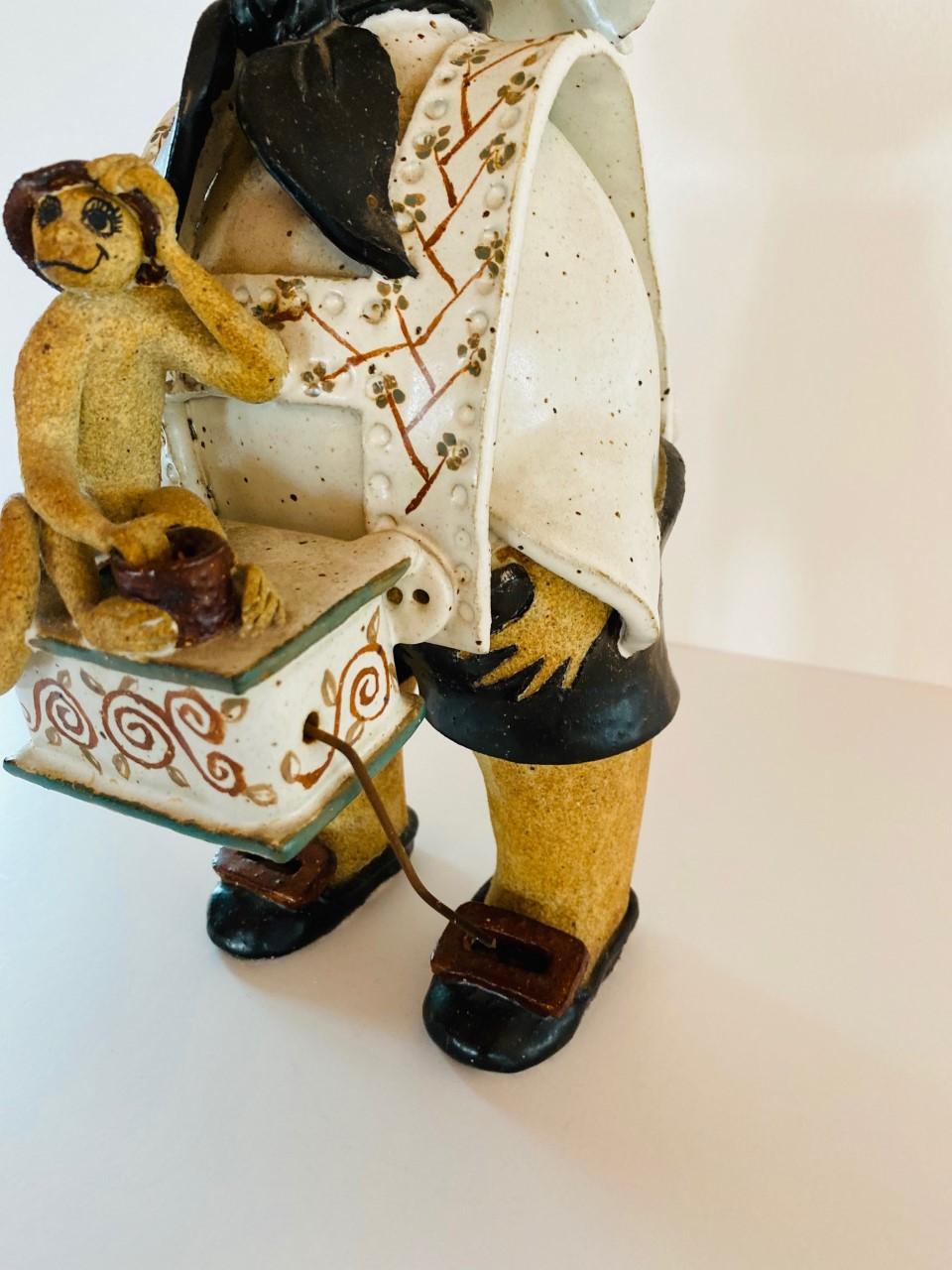 Statuette italienne vintage en céramique d'un homme avec boîte à musique et singe en vente 3