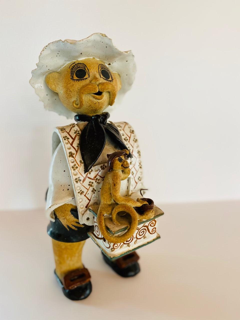 Arts and Crafts Statuette italienne vintage en céramique d'un homme avec boîte à musique et singe en vente