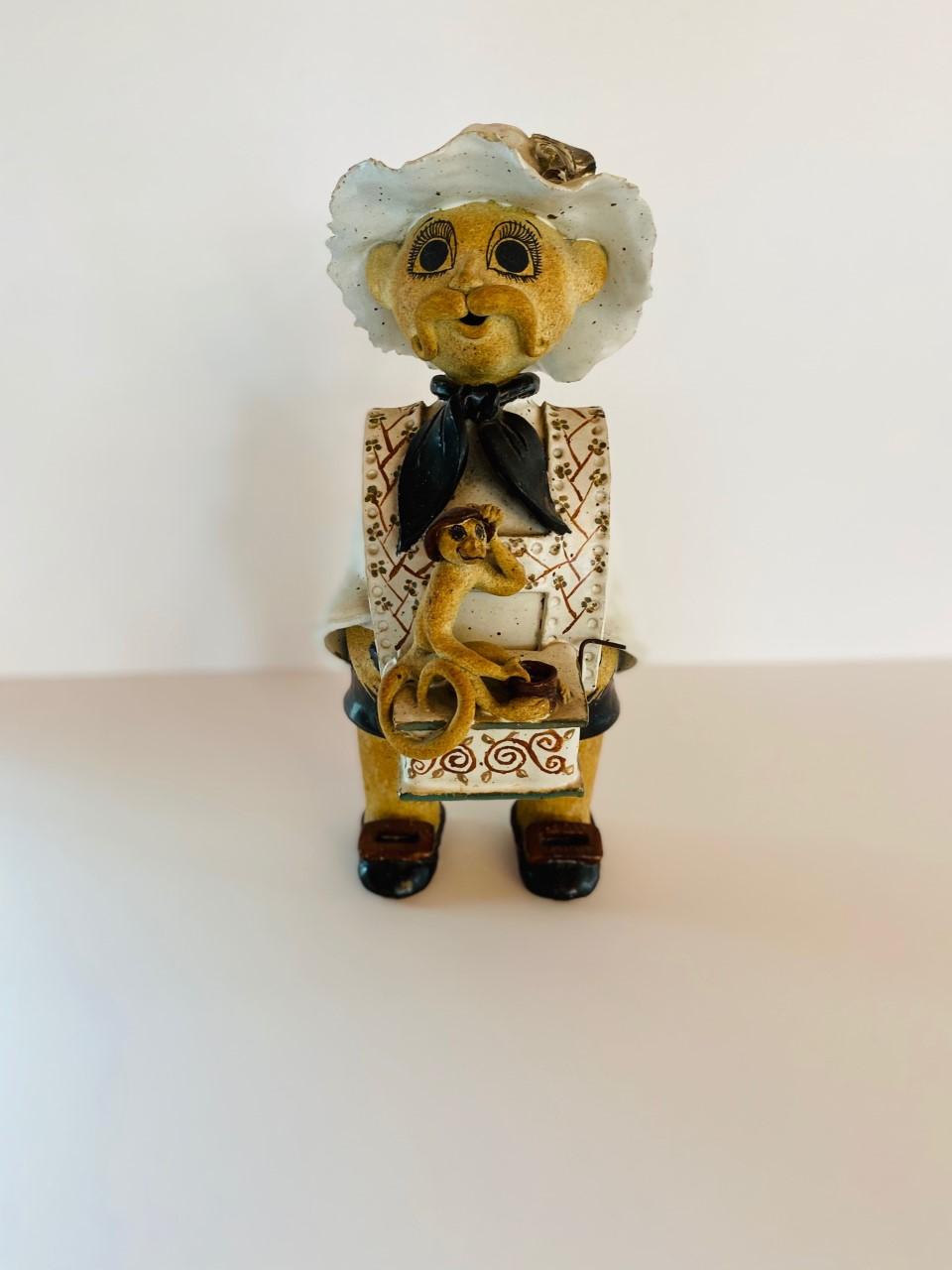 Fait main Statuette italienne vintage en céramique d'un homme avec boîte à musique et singe en vente