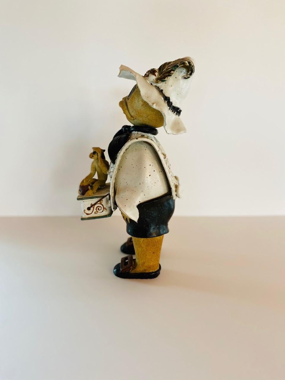 Céramique Statuette italienne vintage en céramique d'un homme avec boîte à musique et singe en vente