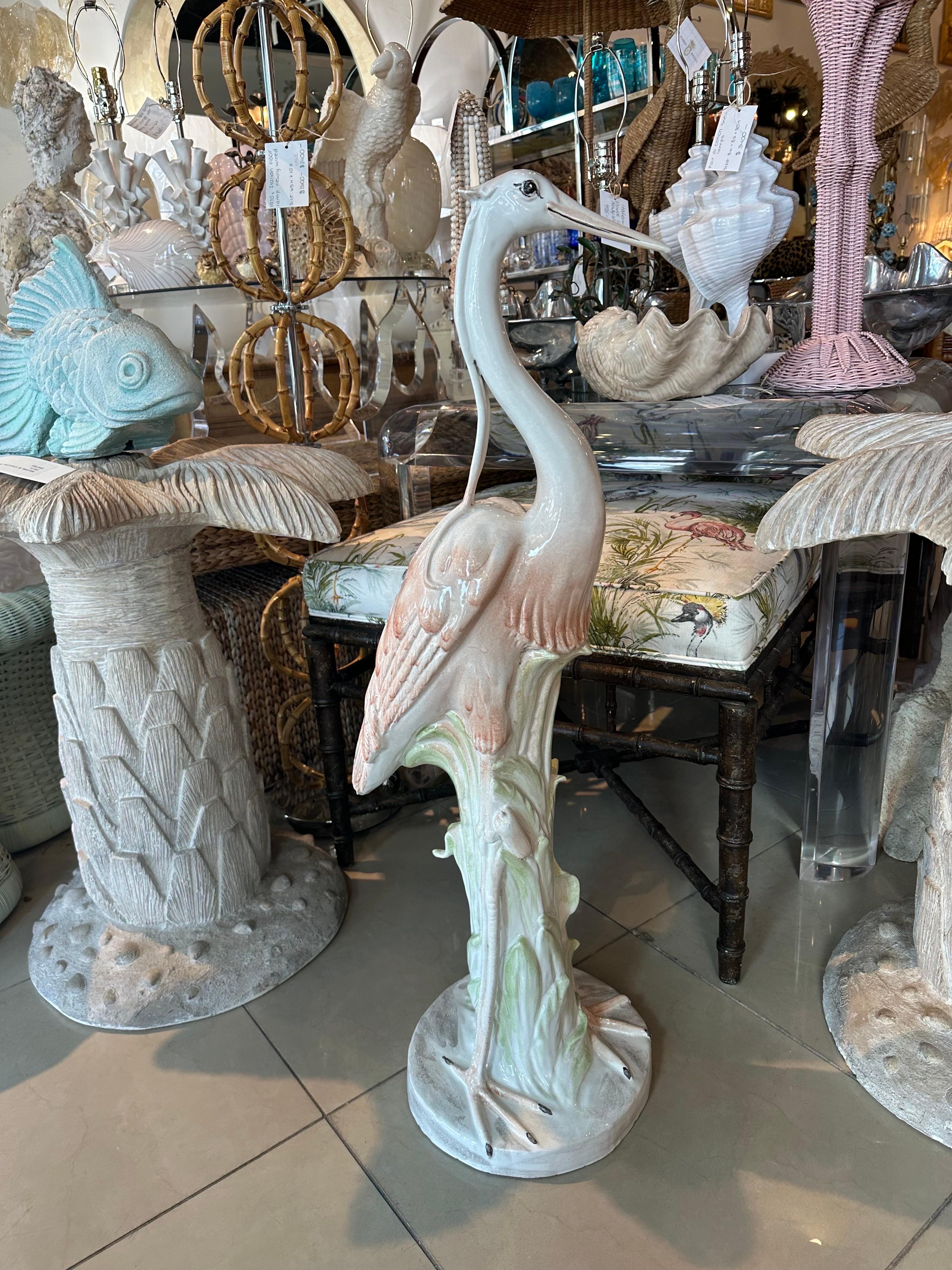 Italienische tropische große Palm Beach-Statue aus Keramik mit Flamingo-Rosa-Vogel, Palm Beach  im Zustand „Gut“ im Angebot in West Palm Beach, FL