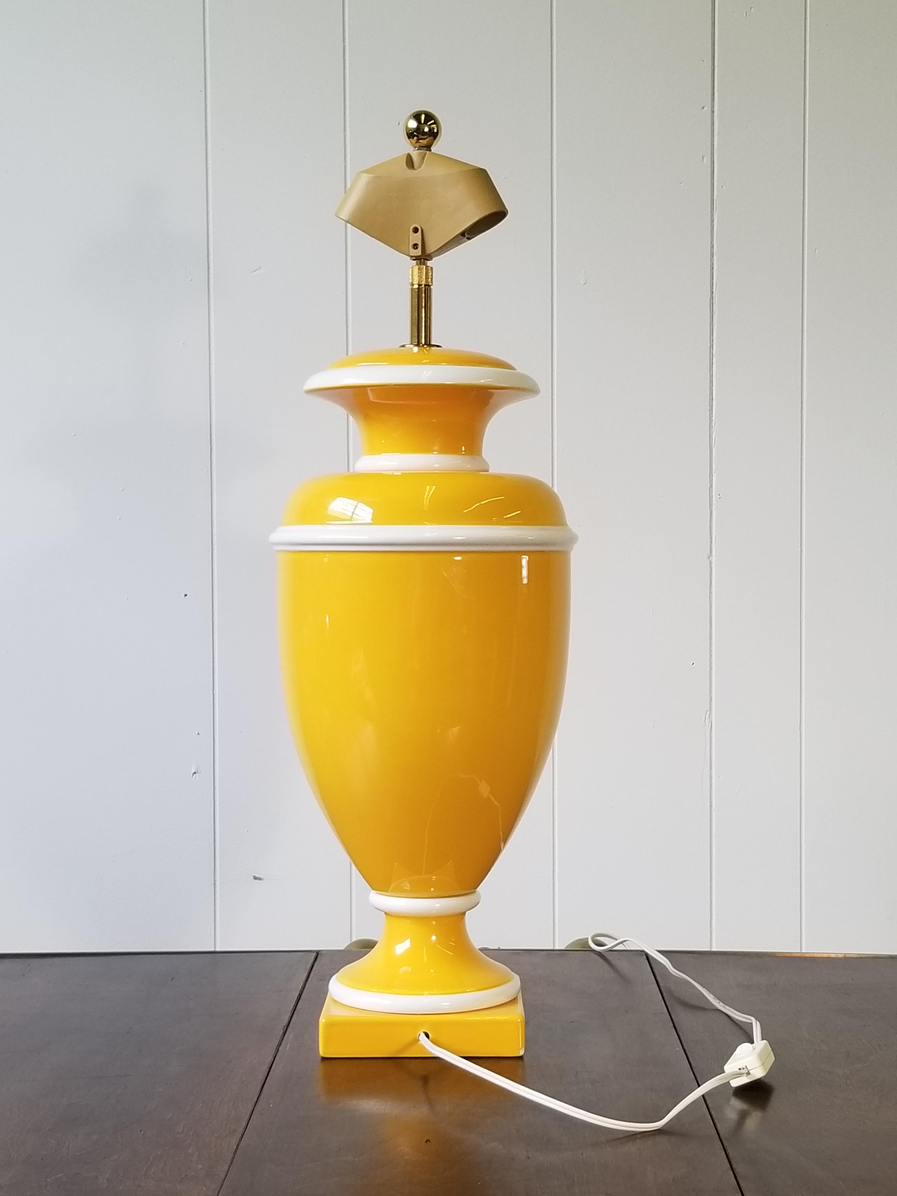 Hollywood Regency Lampe italienne vintage en céramique jaune et blanche en vente
