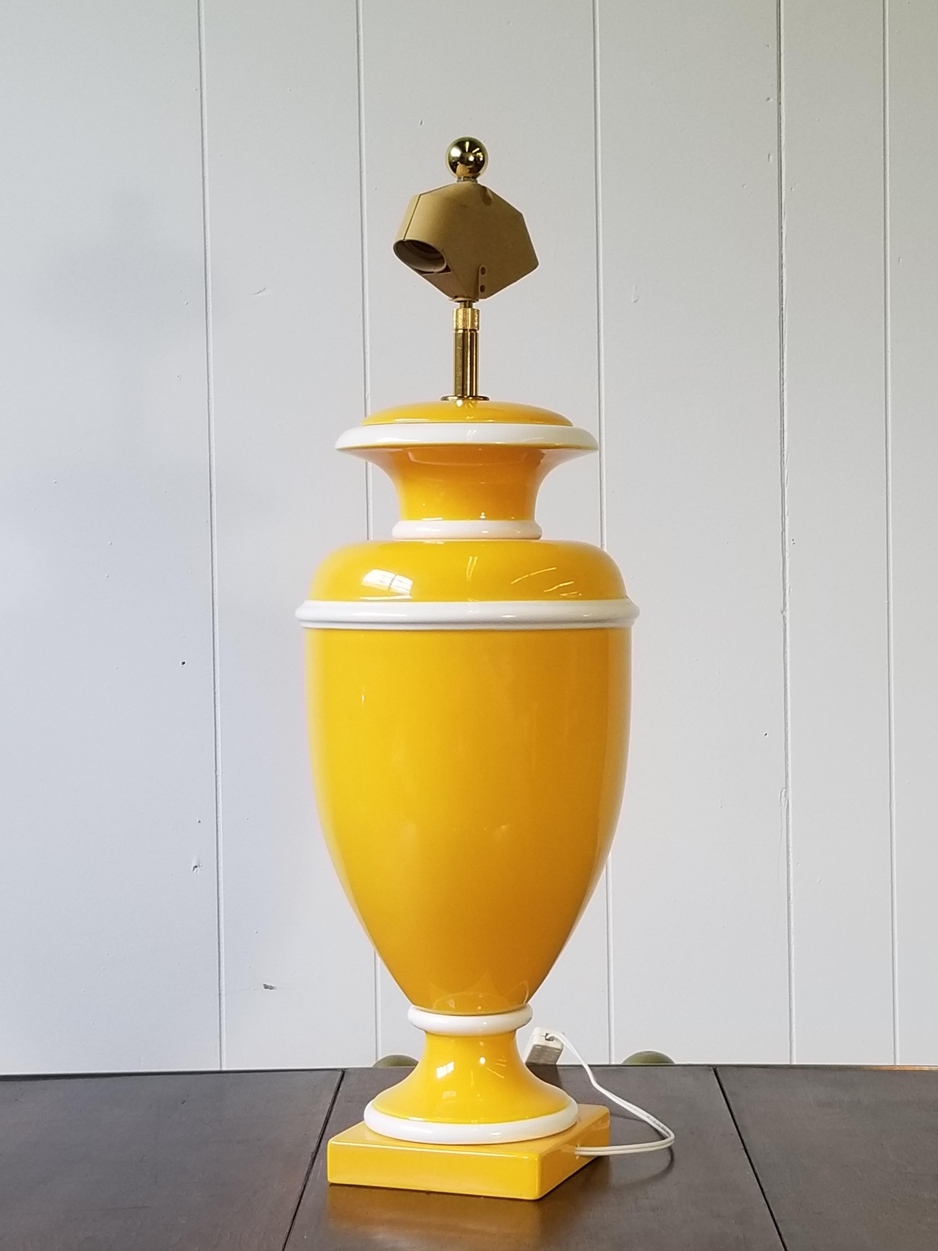 Lampe italienne vintage en céramique jaune et blanche Bon état - En vente à Atlanta, GA