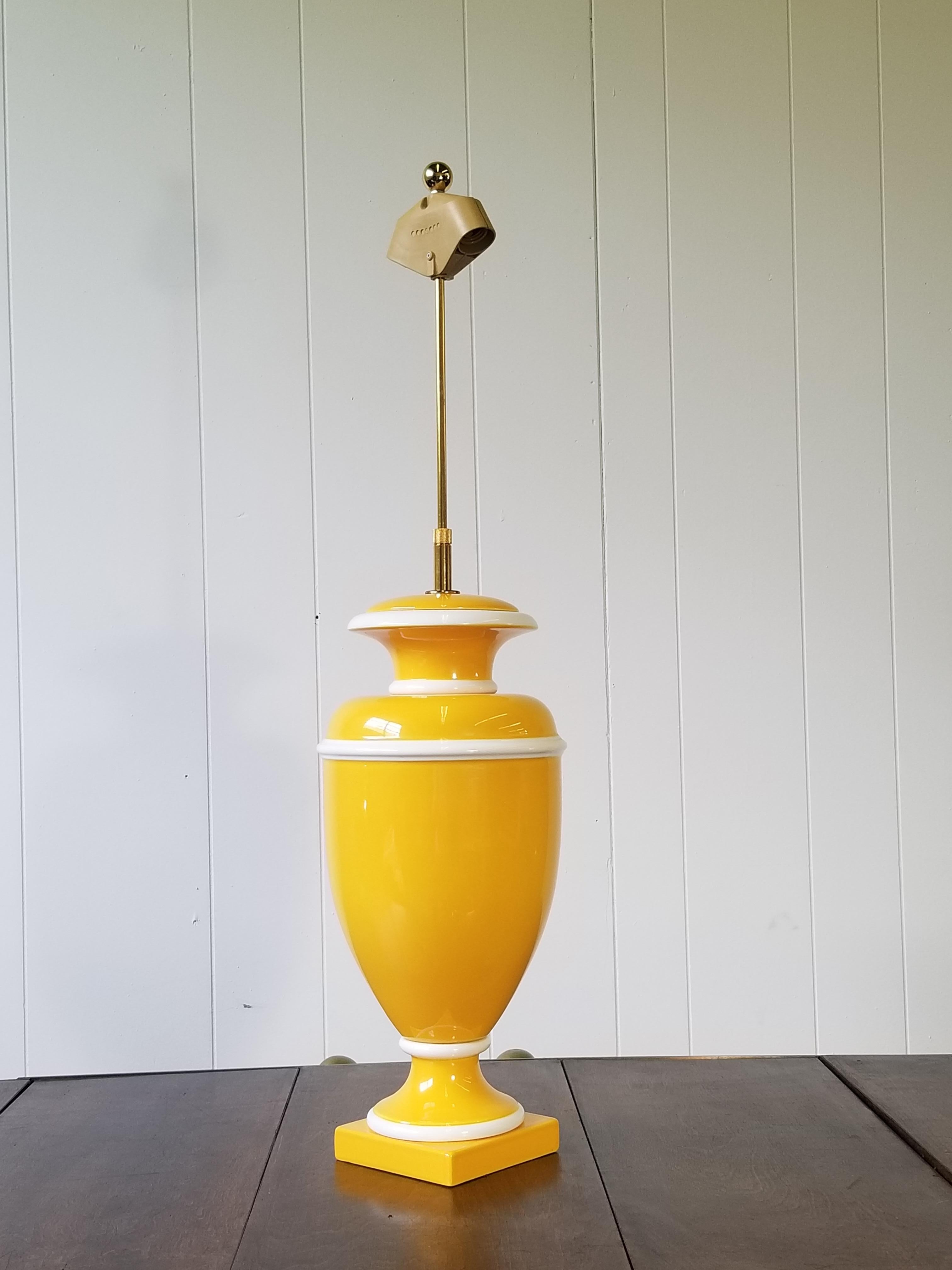 20ième siècle Lampe italienne vintage en céramique jaune et blanche en vente