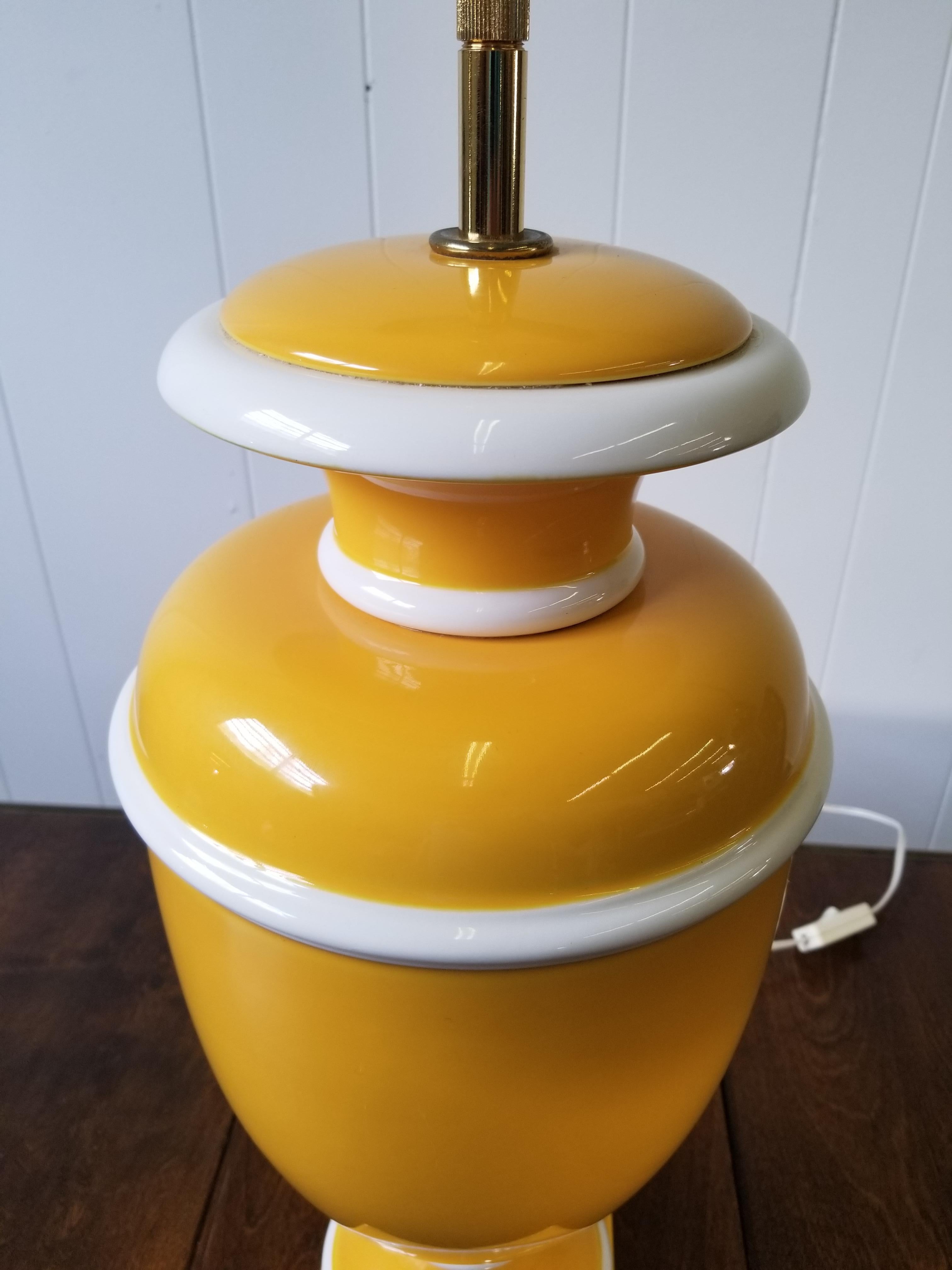 Plaqué or Lampe italienne vintage en céramique jaune et blanche en vente