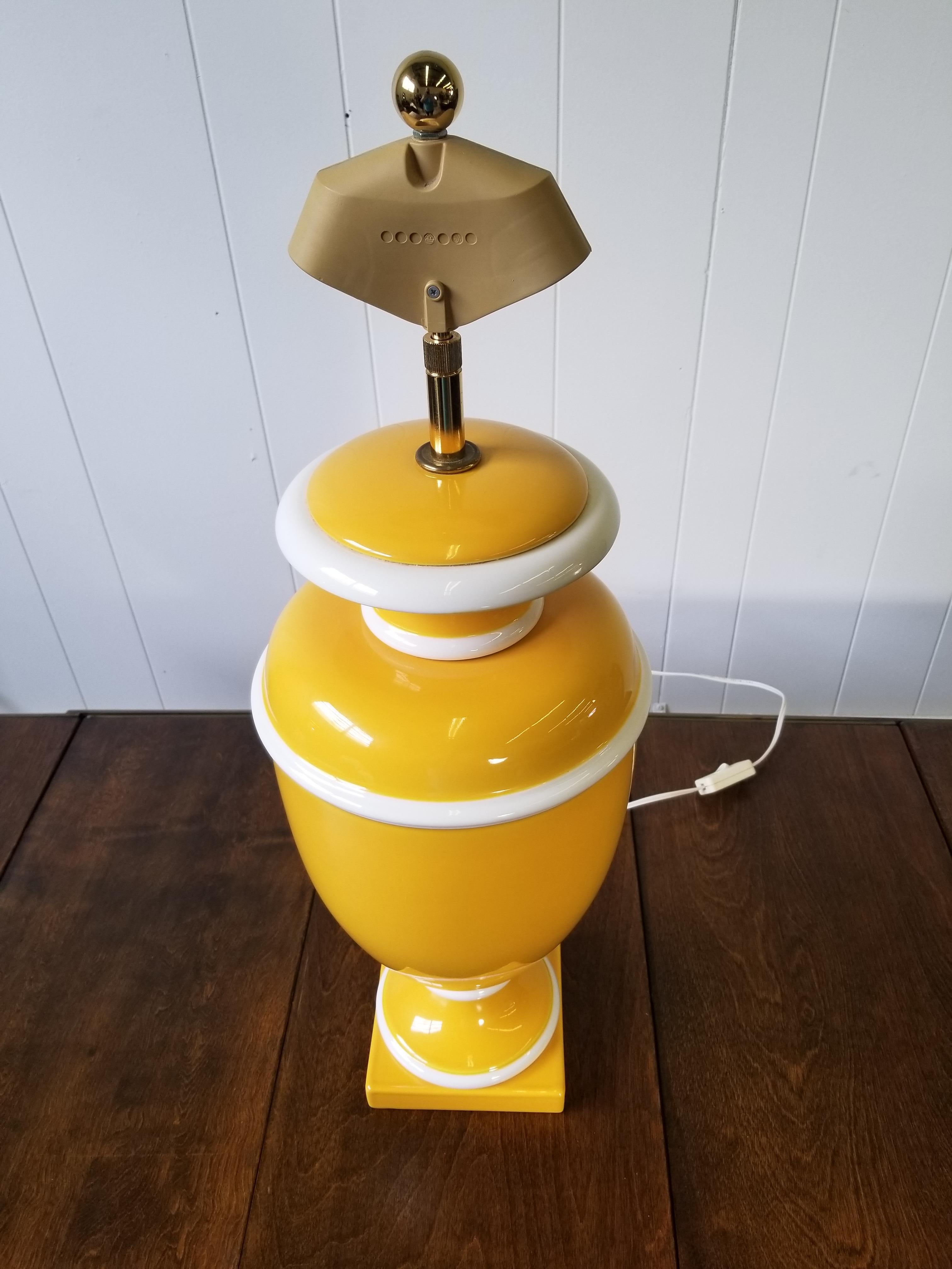 Lampe italienne vintage en céramique jaune et blanche en vente 1