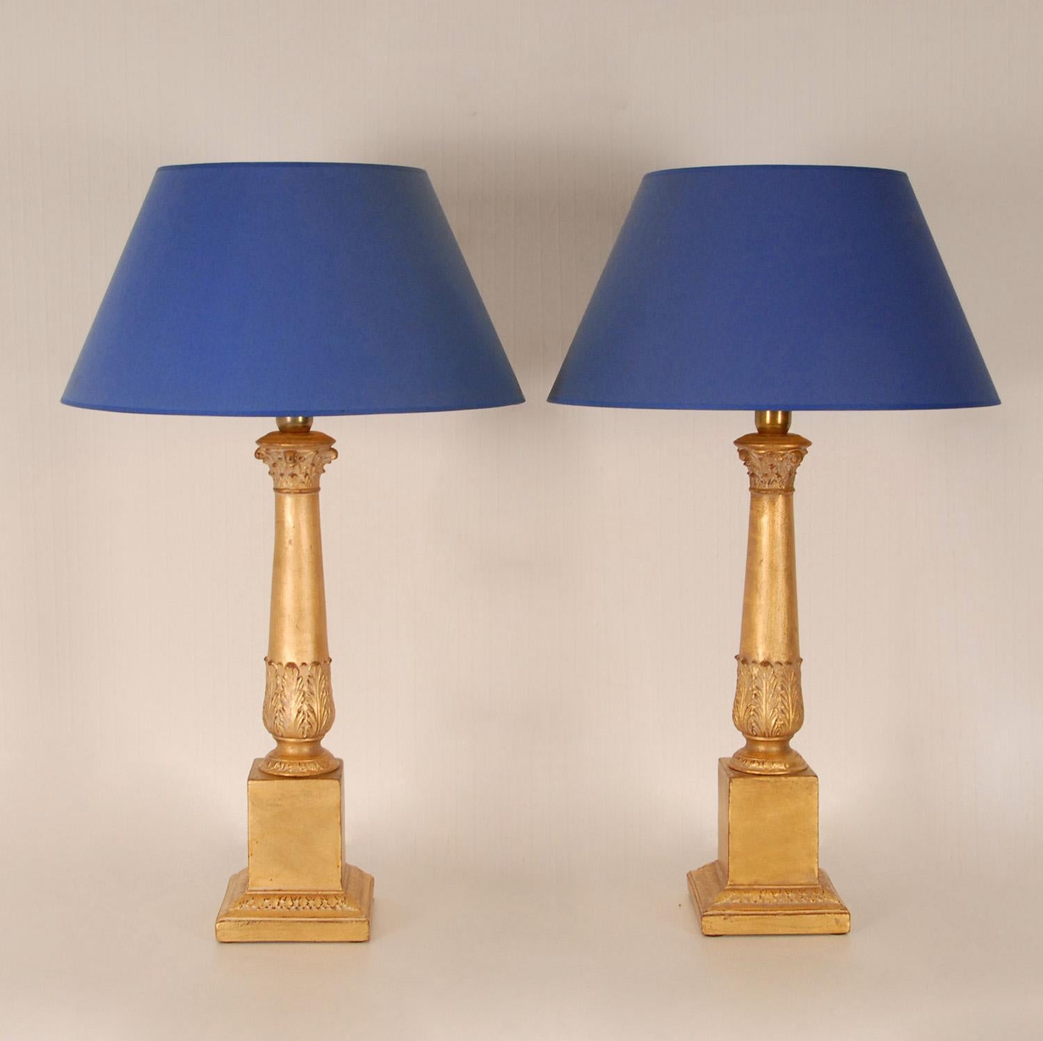 Paire de lampes de bureau italiennes vintage en céramique à colonne corinthienne dorée et dorée en vente 4