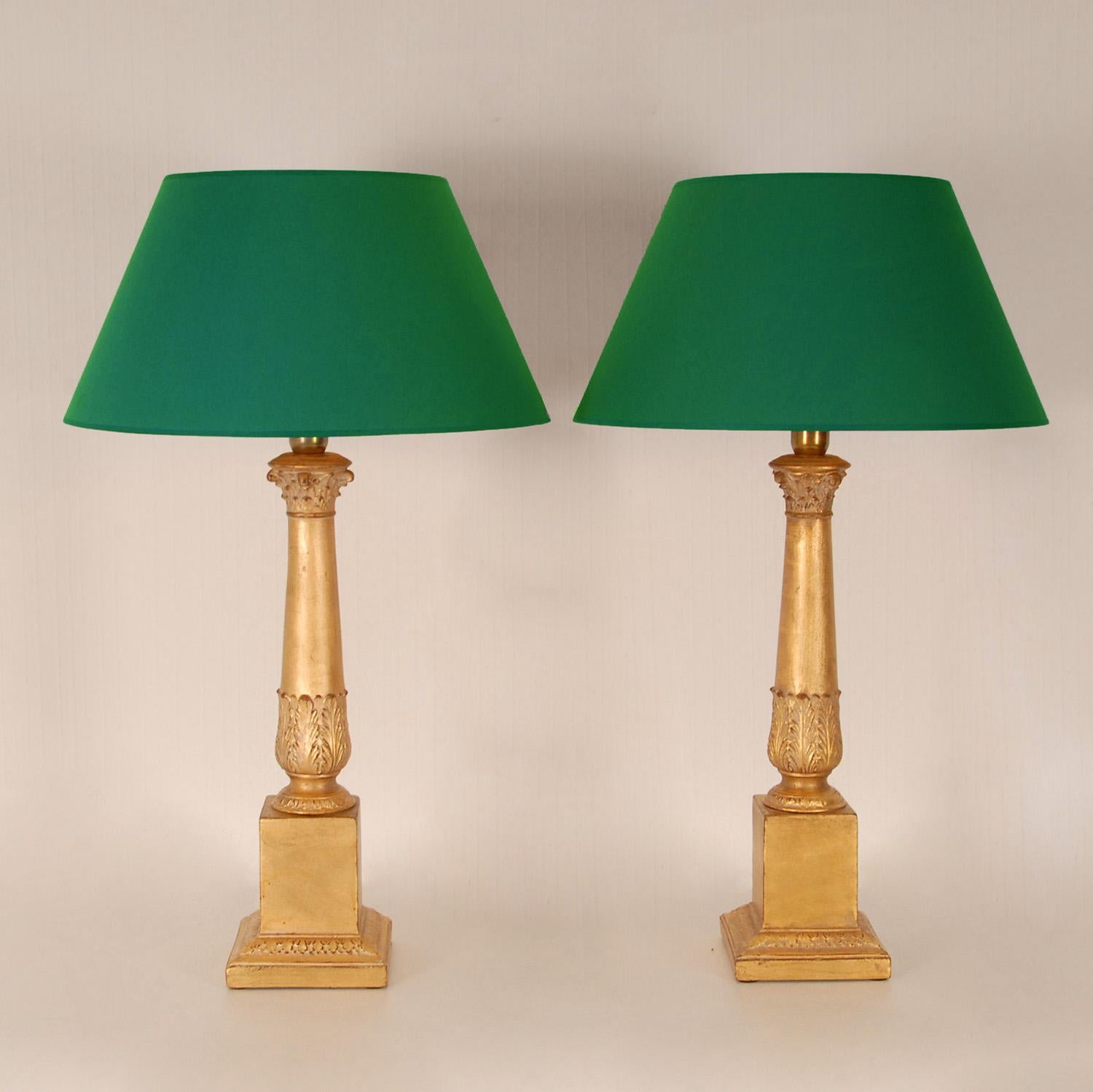 Paire de lampes de bureau italiennes vintage en céramique à colonne corinthienne dorée et dorée en vente 5