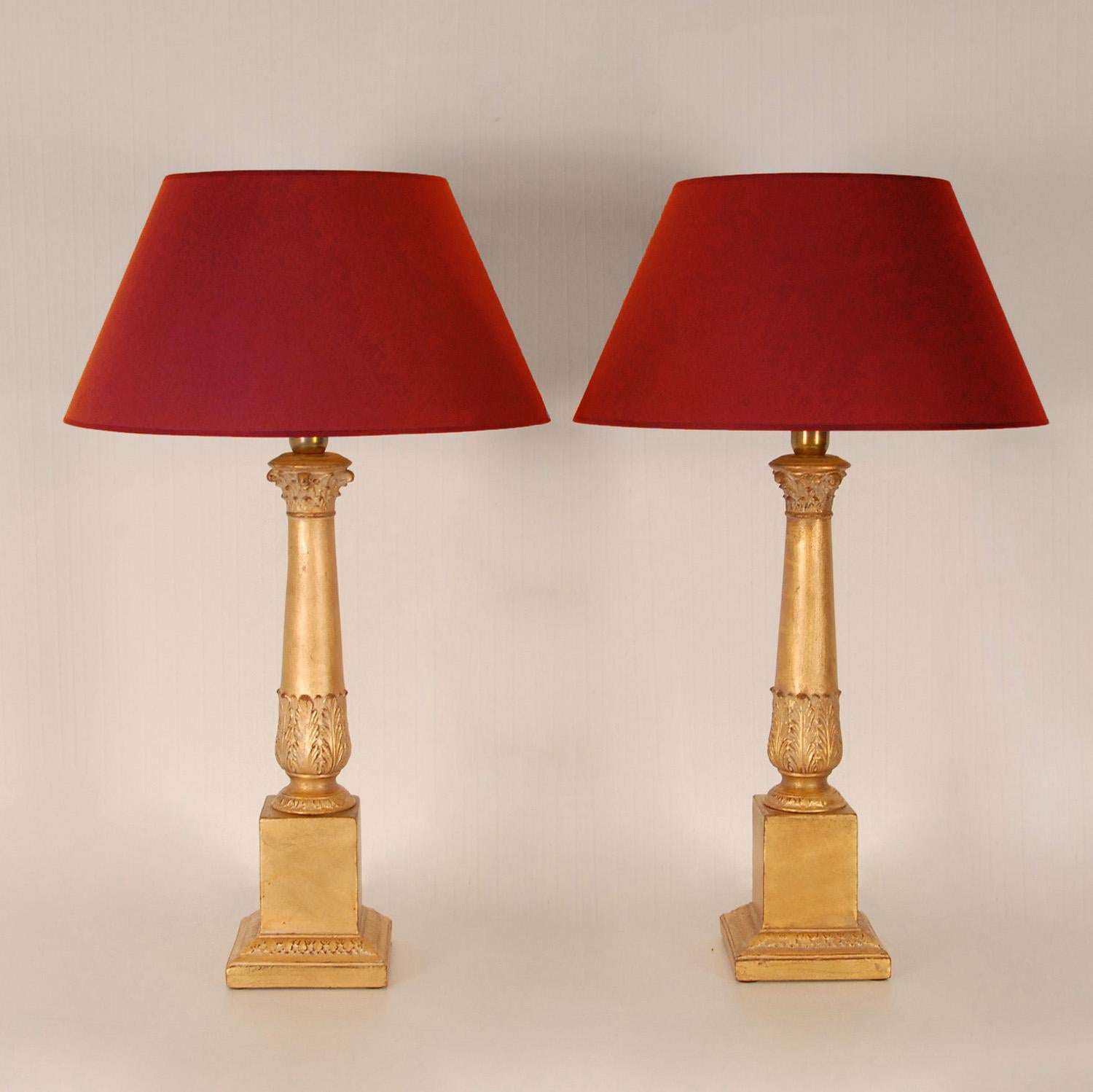 Paire de lampes de bureau italiennes vintage en céramique à colonne corinthienne dorée et dorée en vente 6