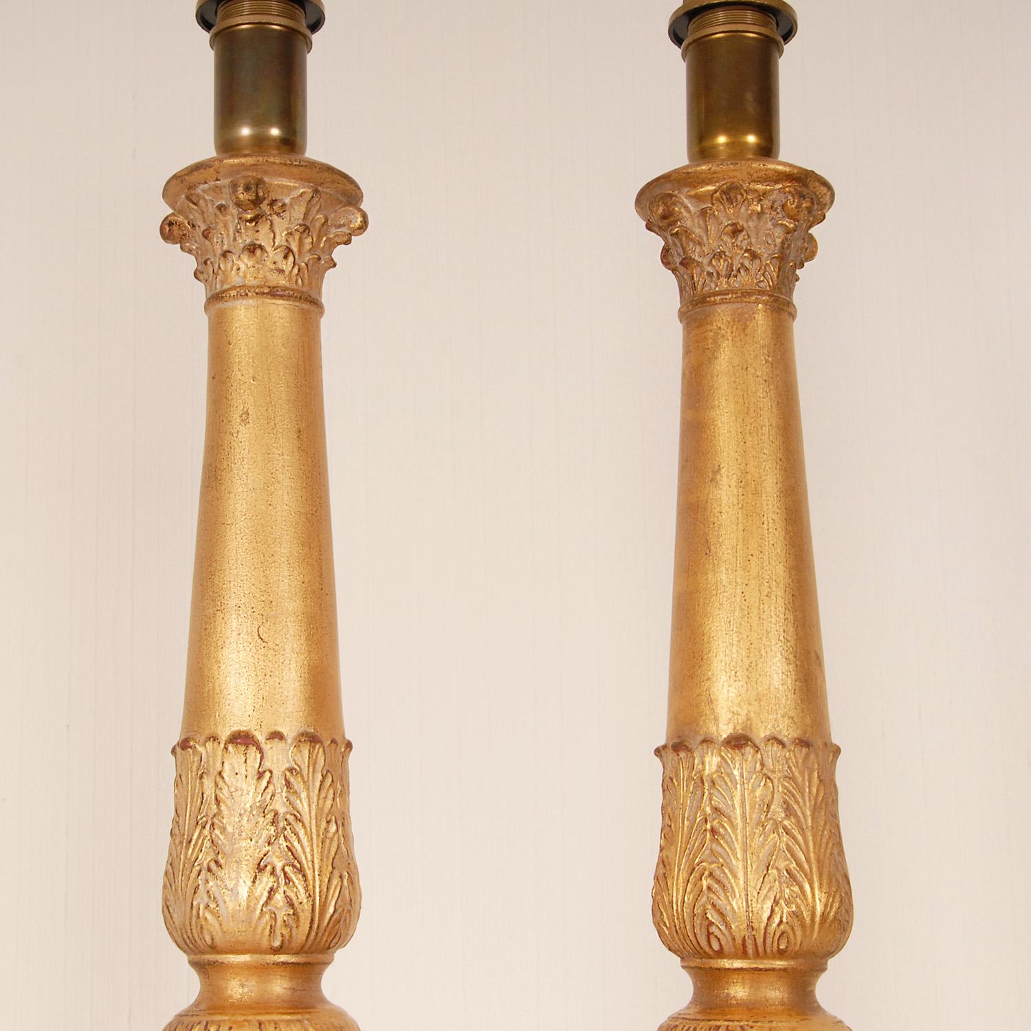 Néoclassique Paire de lampes de bureau italiennes vintage en céramique à colonne corinthienne dorée et dorée en vente
