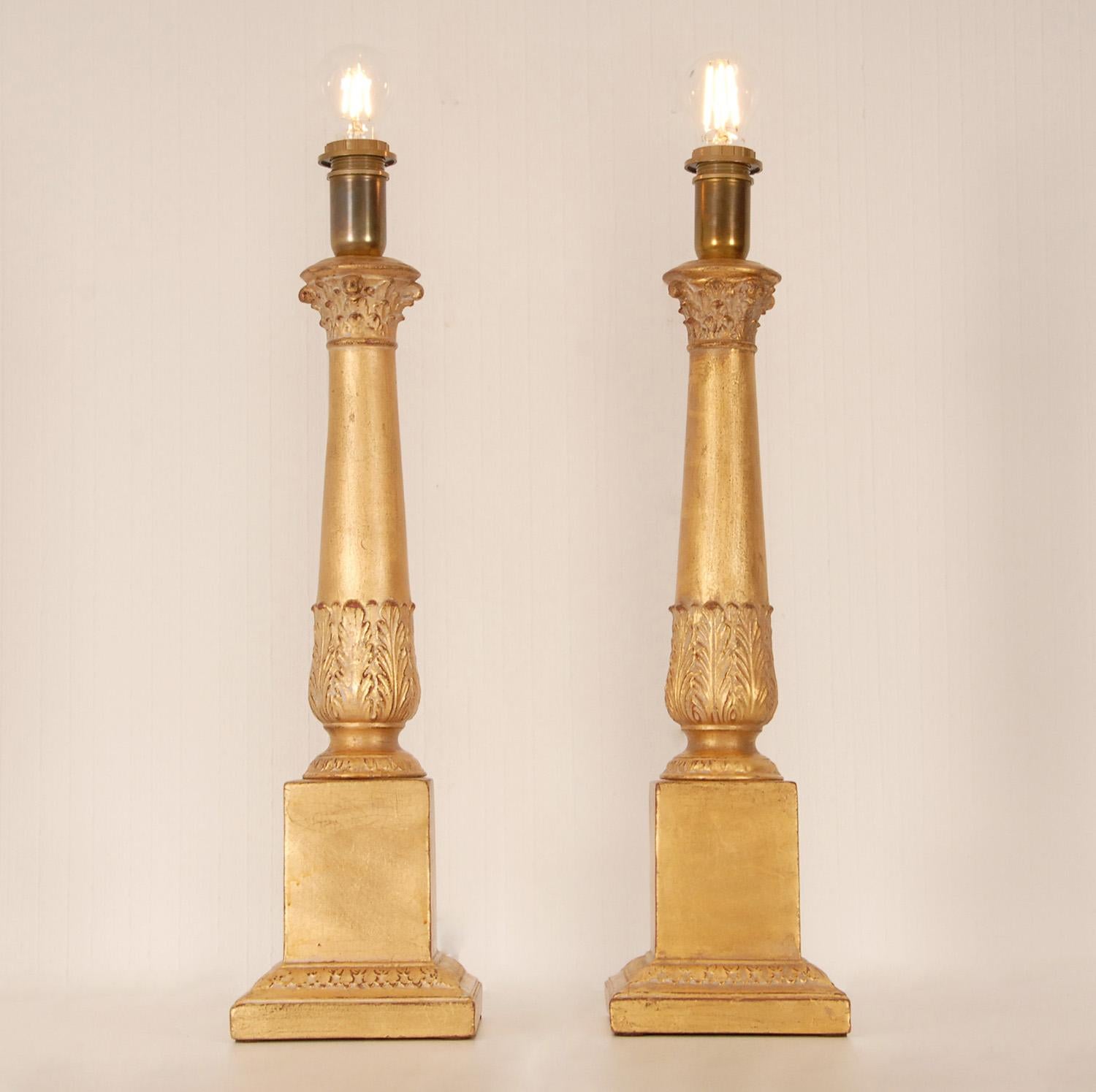 Paire de lampes de bureau italiennes vintage en céramique à colonne corinthienne dorée et dorée Bon état - En vente à Wommelgem, VAN