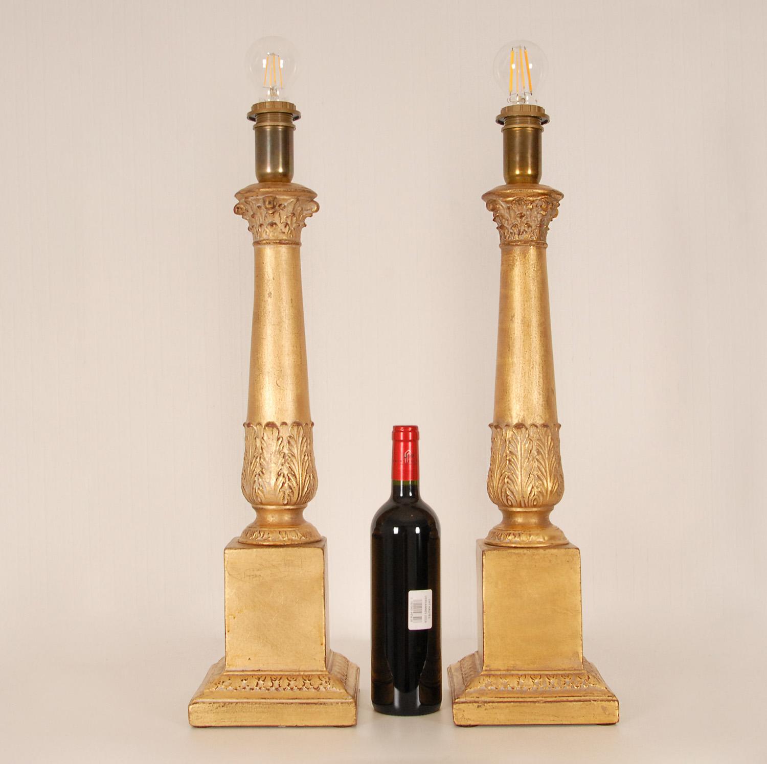 Fin du 20e siècle Paire de lampes de bureau italiennes vintage en céramique à colonne corinthienne dorée et dorée en vente