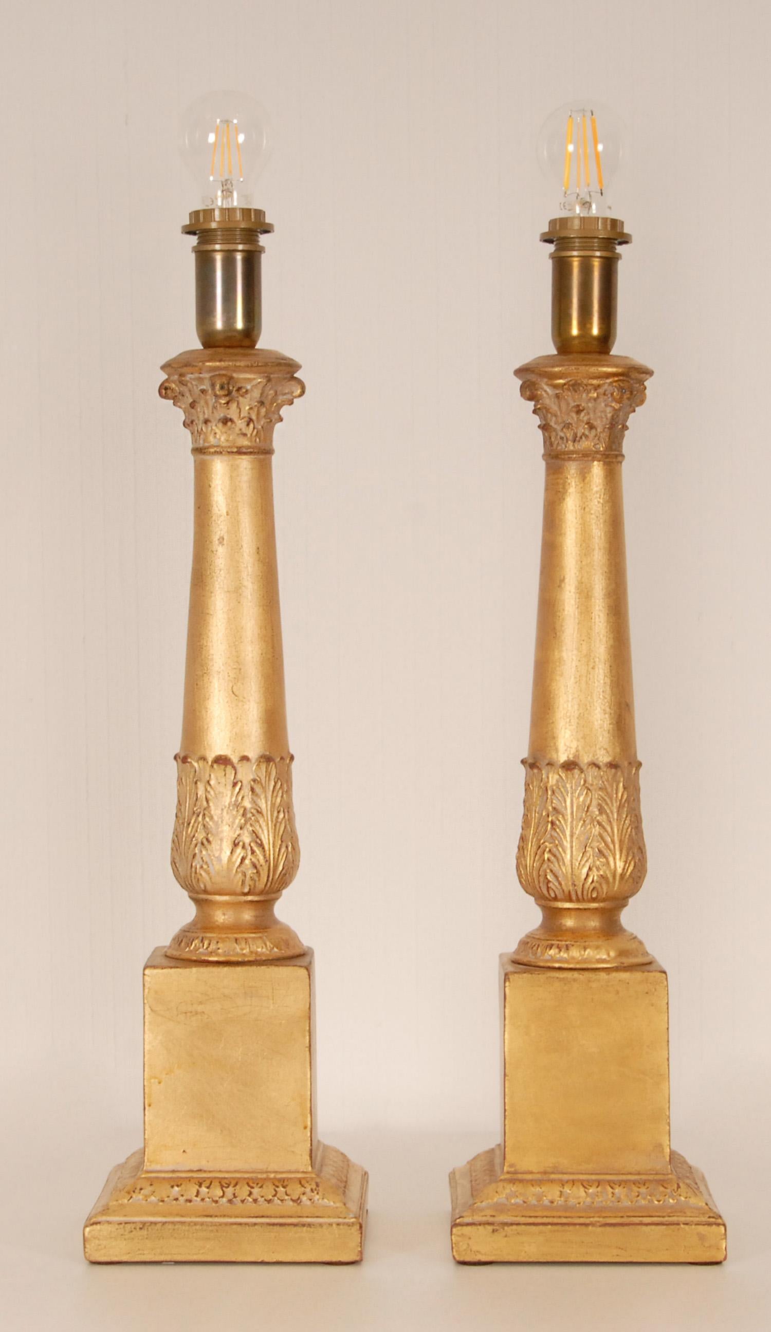 Céramique Paire de lampes de bureau italiennes vintage en céramique à colonne corinthienne dorée et dorée en vente